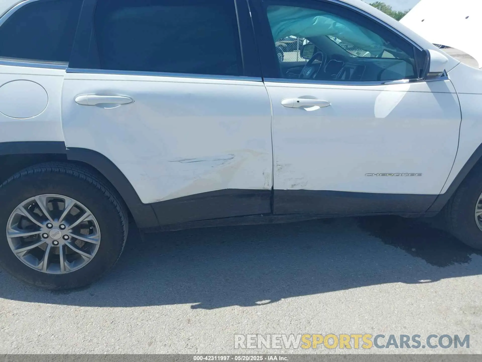 6 Photograph of a damaged car 1C4PJMLX5KD471438 JEEP CHEROKEE 2019