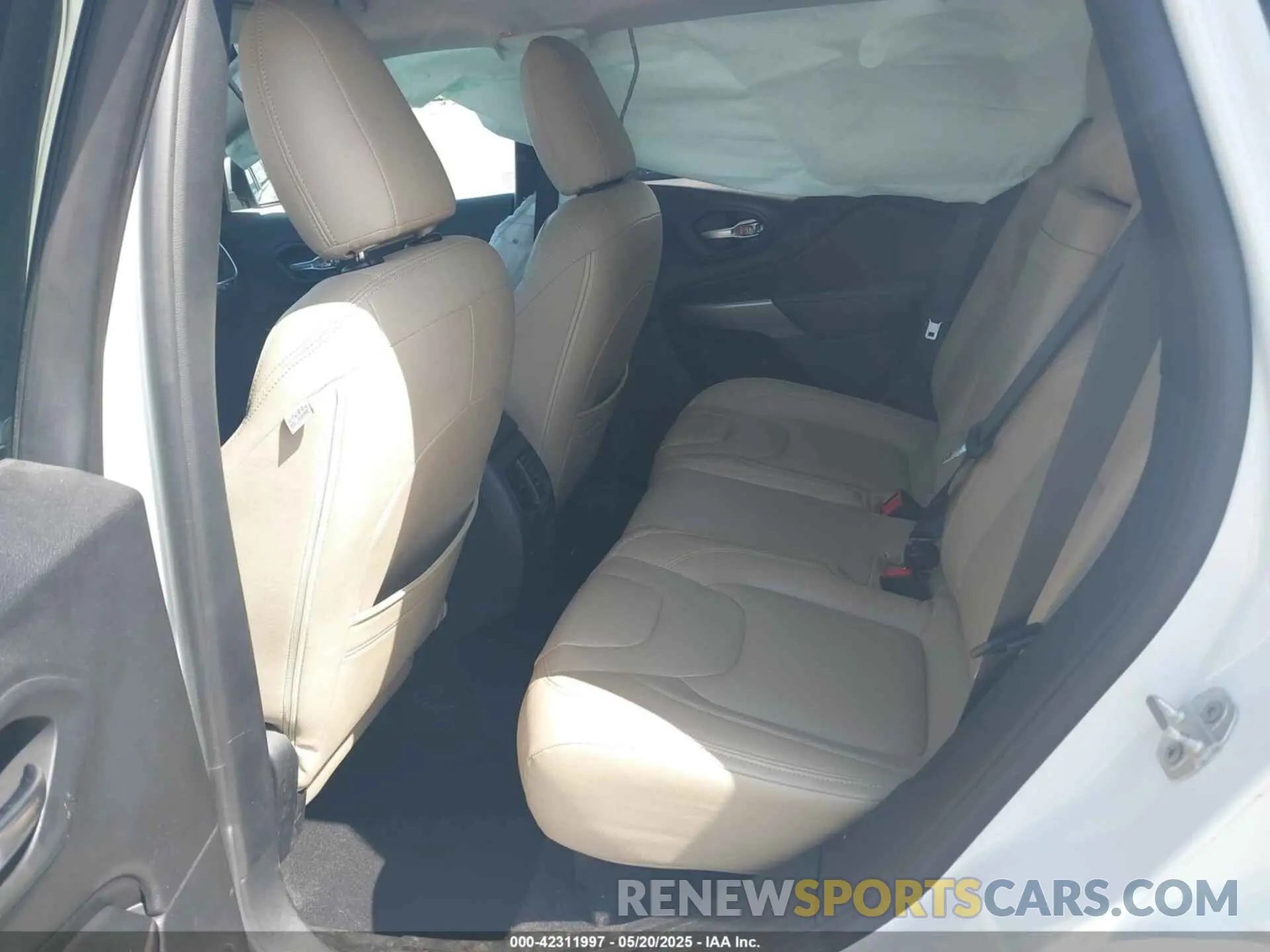 8 Photograph of a damaged car 1C4PJMLX5KD471438 JEEP CHEROKEE 2019