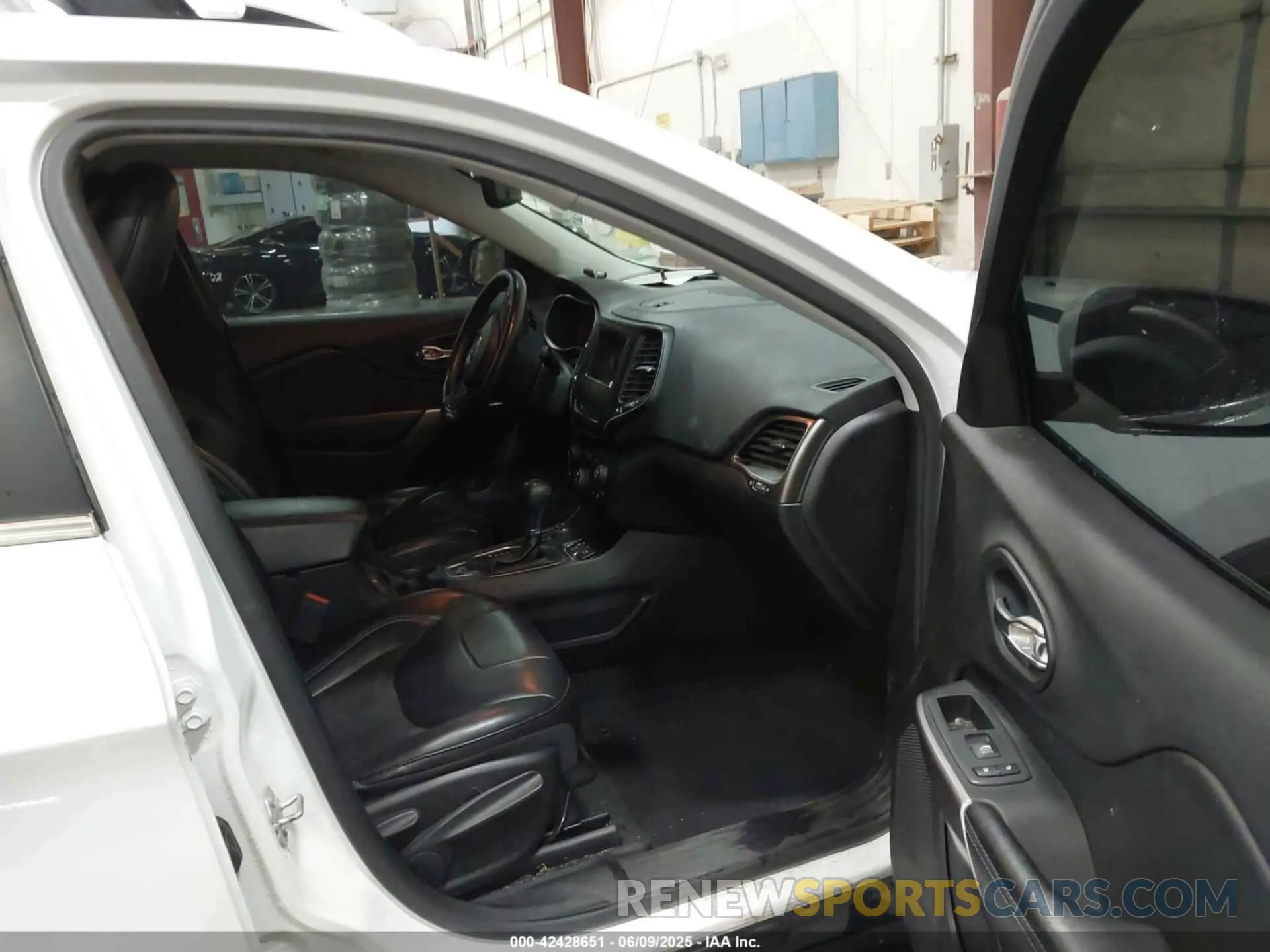 5 Фотография поврежденного автомобиля 1C4PJMLX8KD484233 JEEP CHEROKEE 2019