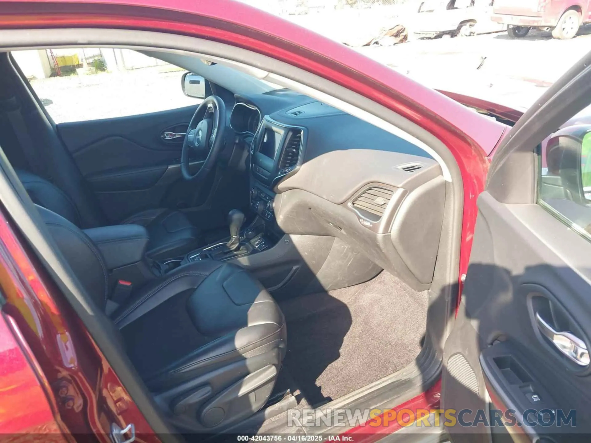 5 Photograph of a damaged car 1C4PJMLXXKD223718 JEEP CHEROKEE 2019