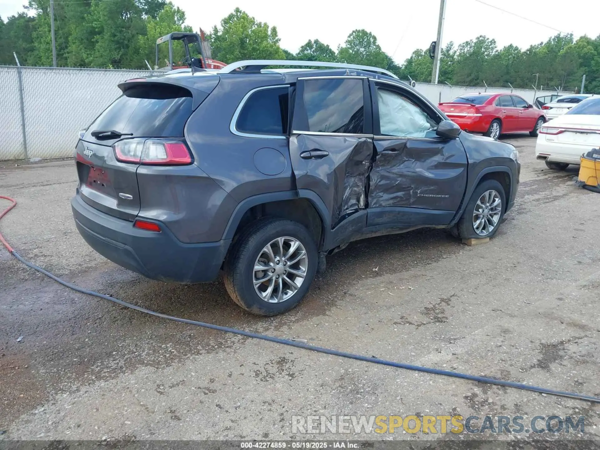 4 Photograph of a damaged car 1C4TJLLB7KD264787 JEEP CHEROKEE 2019