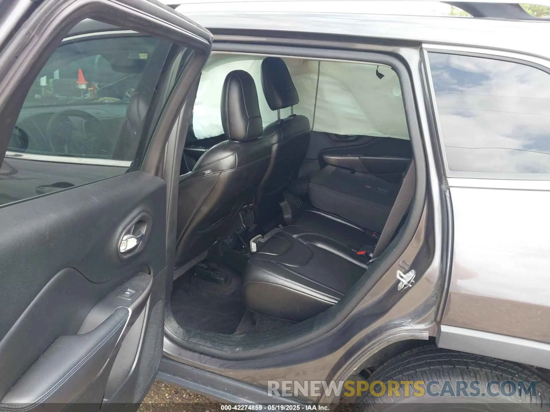 8 Photograph of a damaged car 1C4TJLLB7KD264787 JEEP CHEROKEE 2019