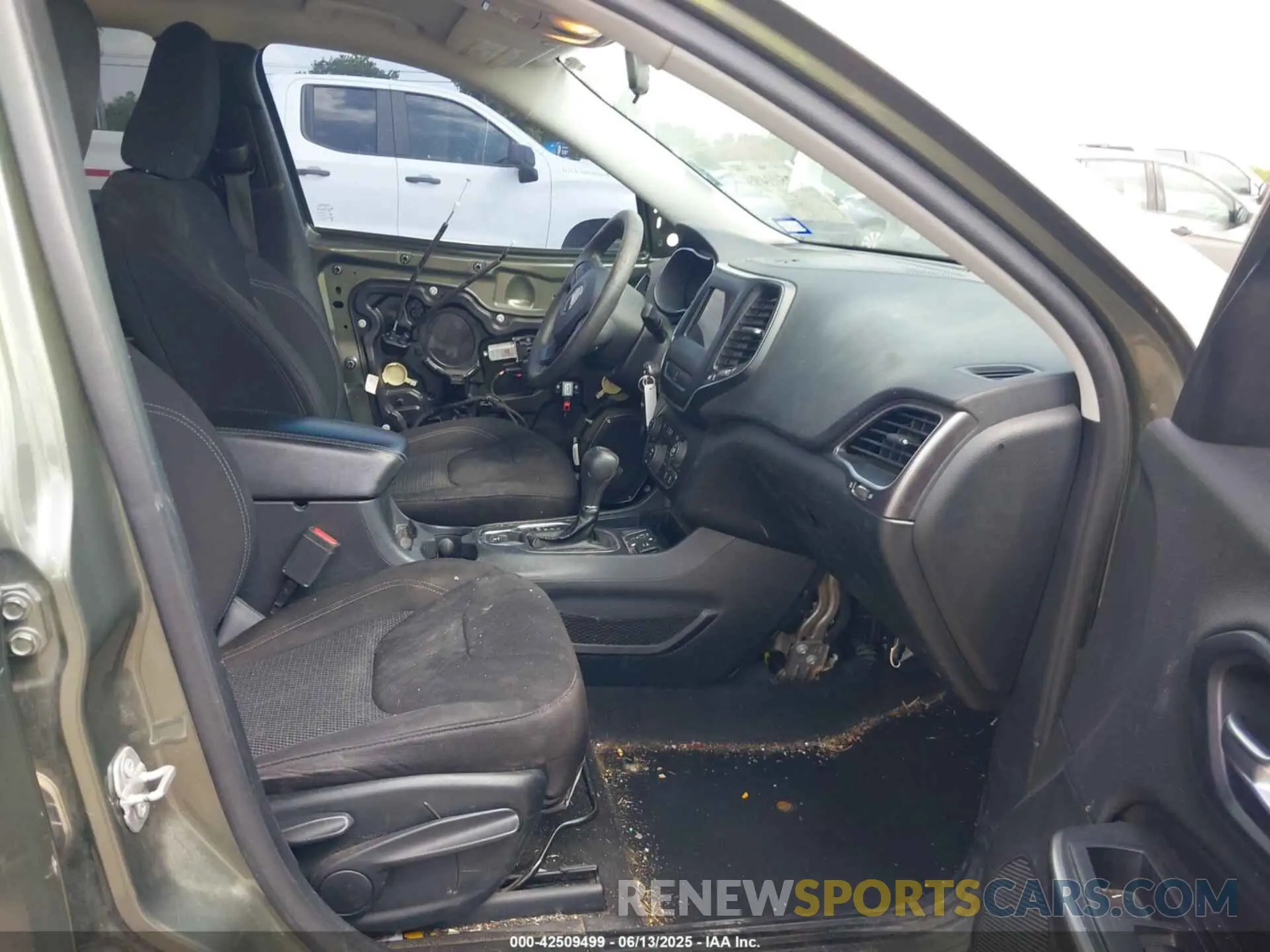 5 Photograph of a damaged car 1C4PJLCB5LD581311 JEEP CHEROKEE 2020