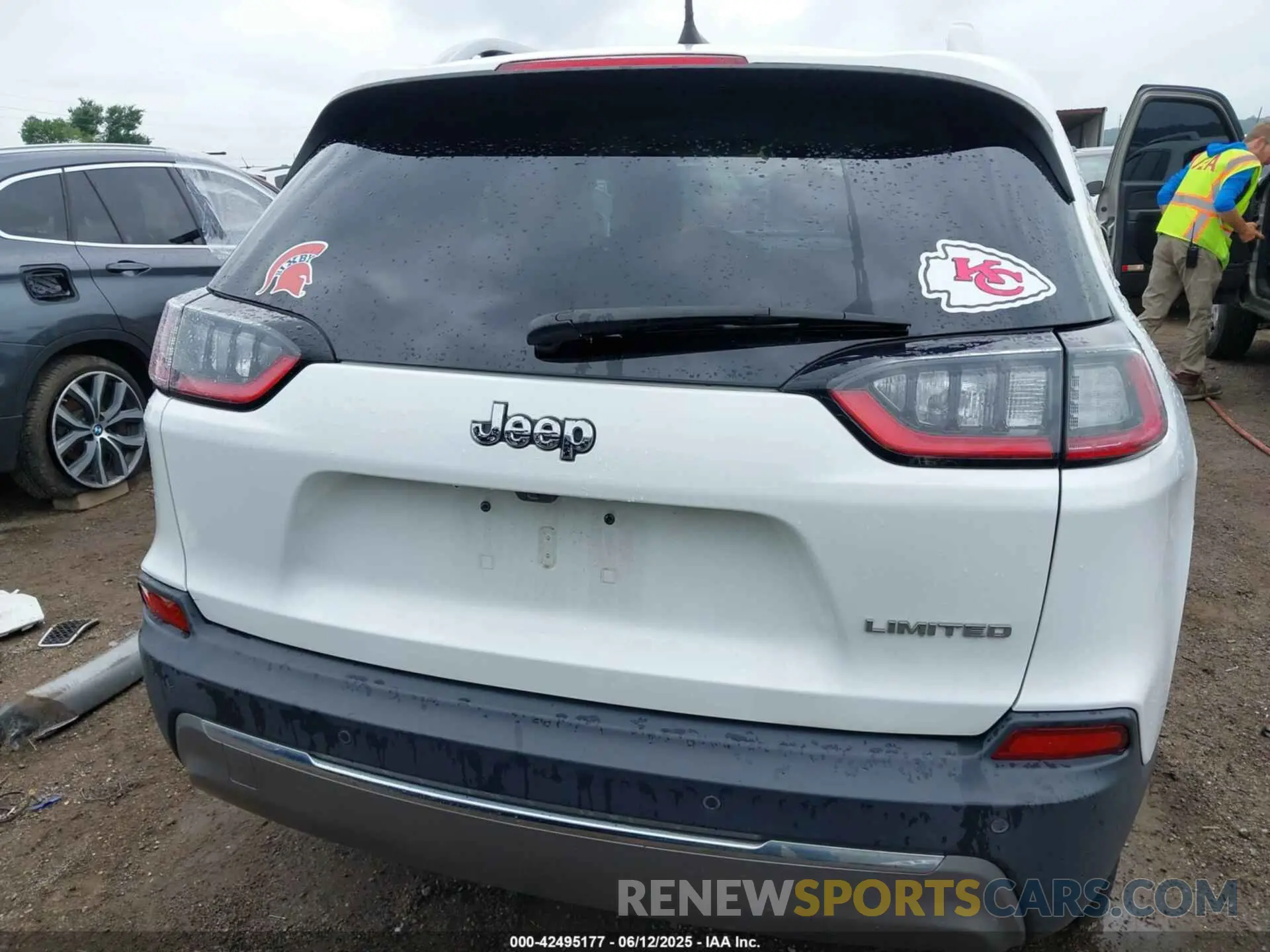 17 Photograph of a damaged car 1C4PJLDB3LD643254 JEEP CHEROKEE 2020