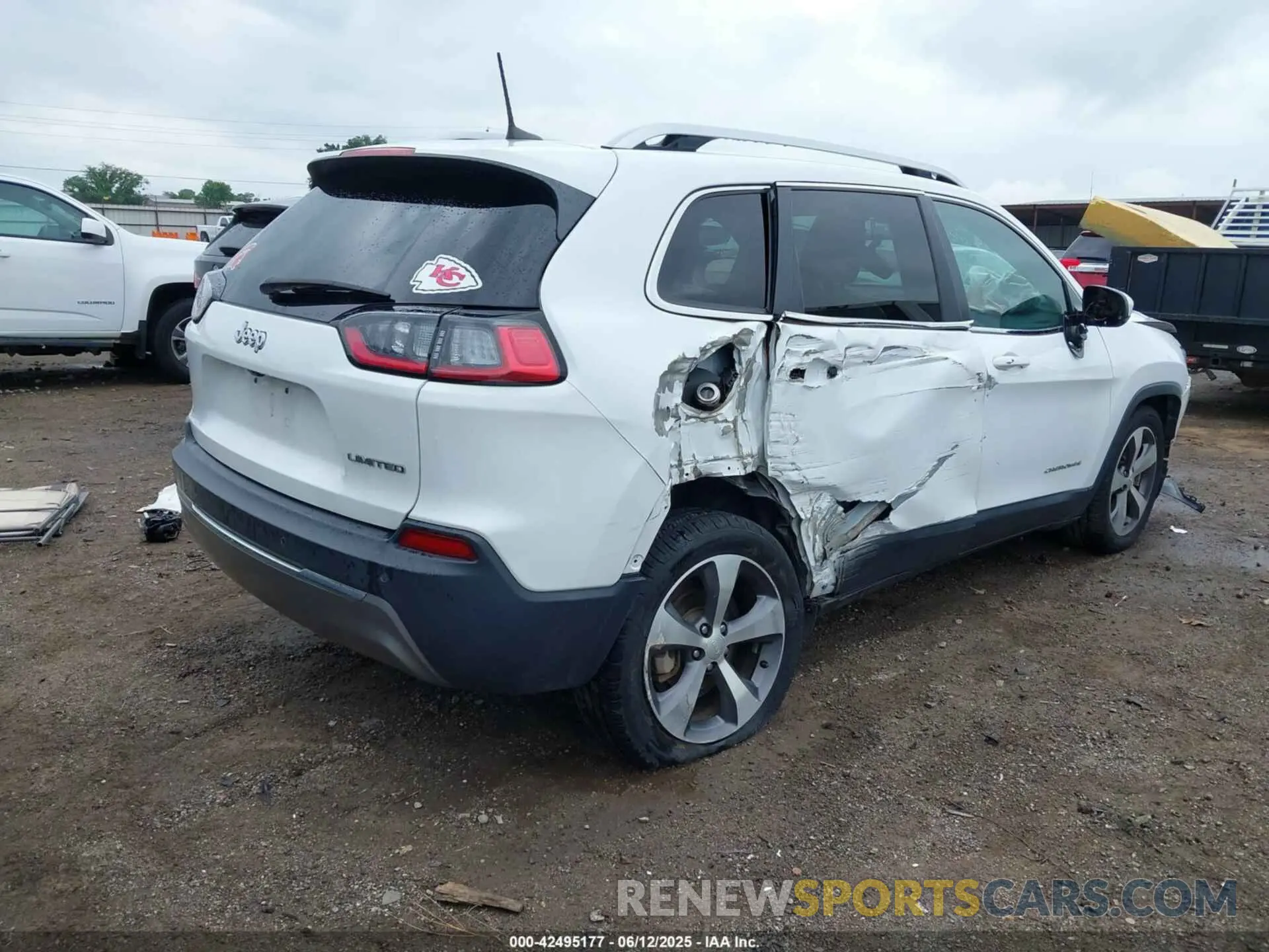 4 Photograph of a damaged car 1C4PJLDB3LD643254 JEEP CHEROKEE 2020