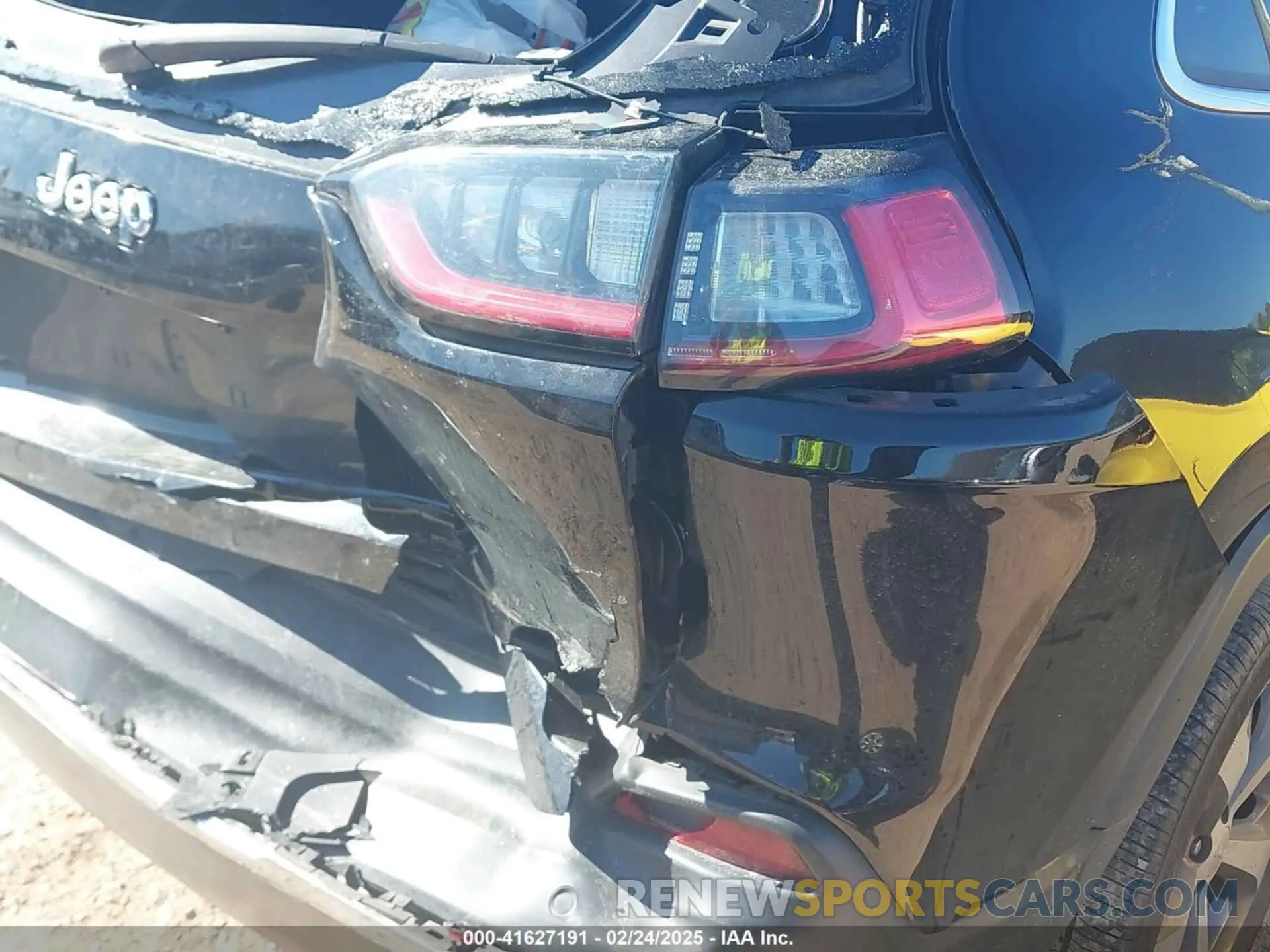 18 Photograph of a damaged car 1C4PJLDB4LD568404 JEEP CHEROKEE 2020