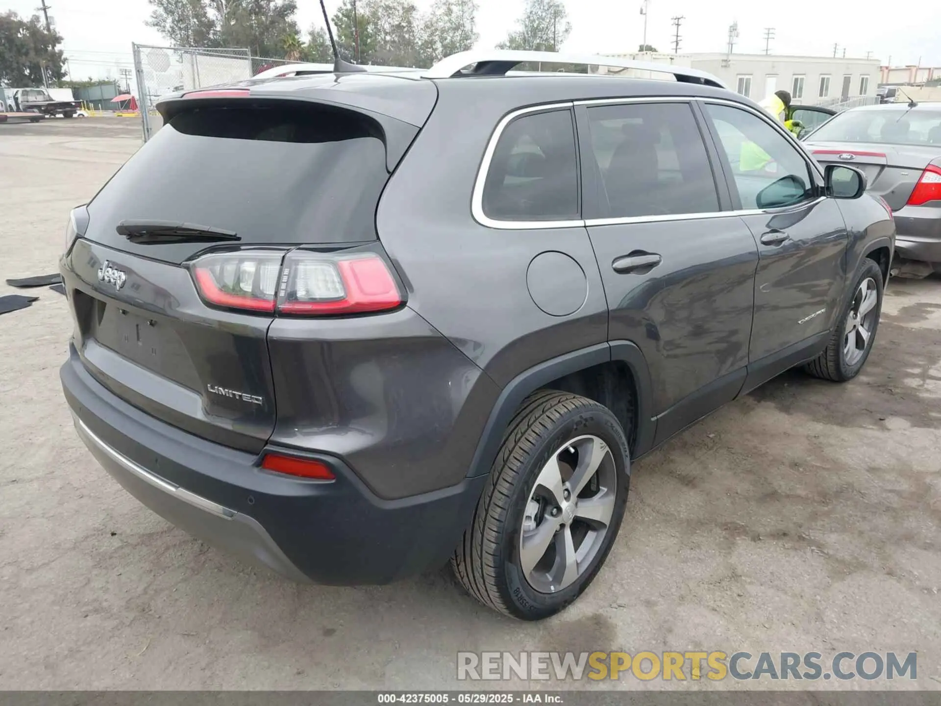 4 Photograph of a damaged car 1C4PJLDB5LD610367 JEEP CHEROKEE 2020