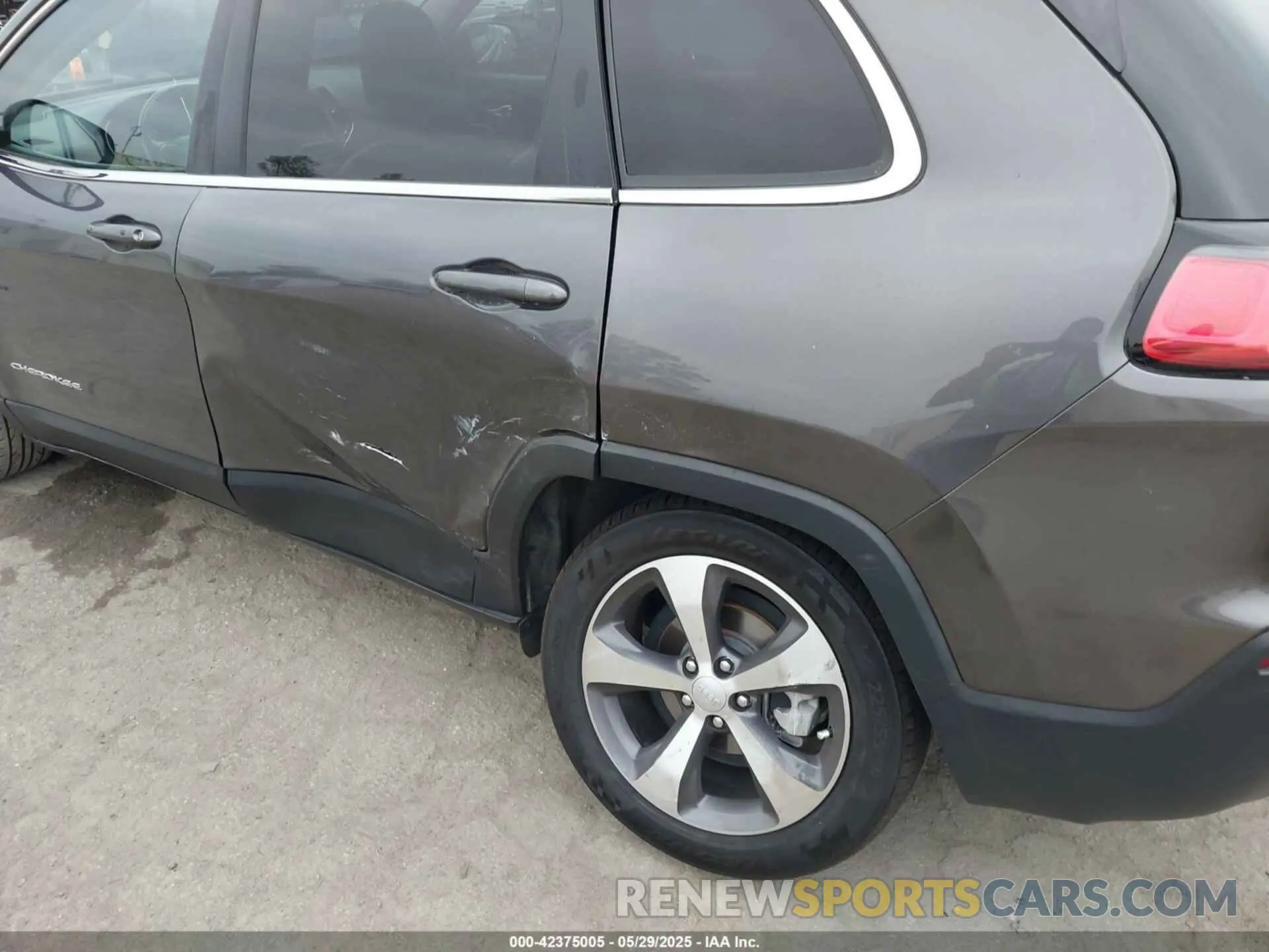 6 Photograph of a damaged car 1C4PJLDB5LD610367 JEEP CHEROKEE 2020