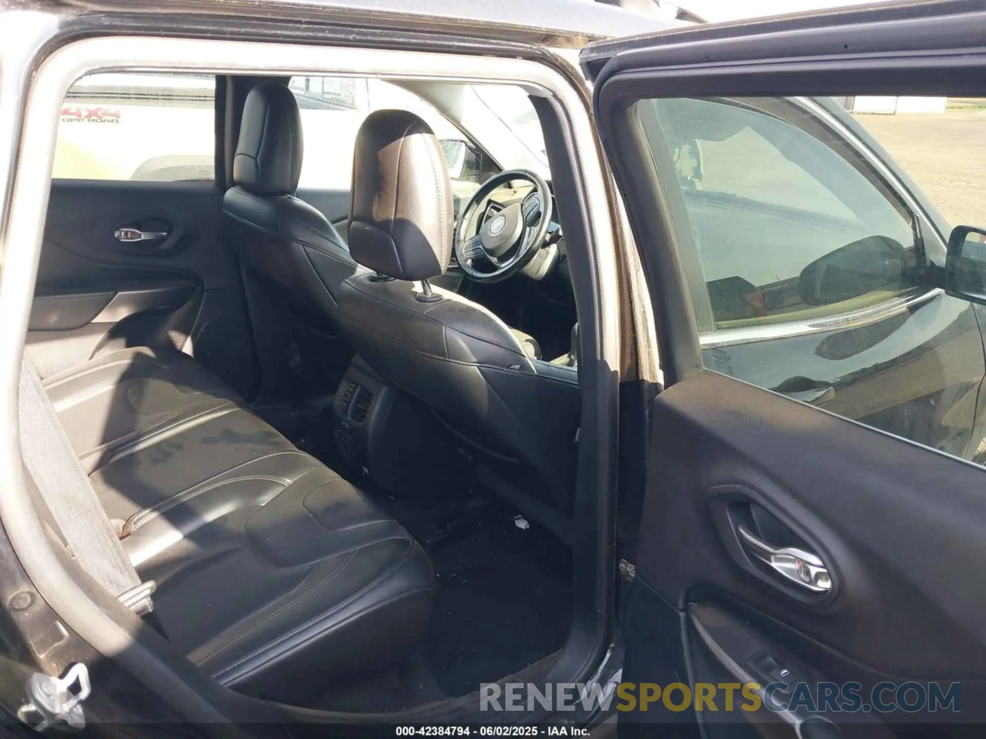 8 Photograph of a damaged car 1C4PJLDB9LD610338 JEEP CHEROKEE 2020