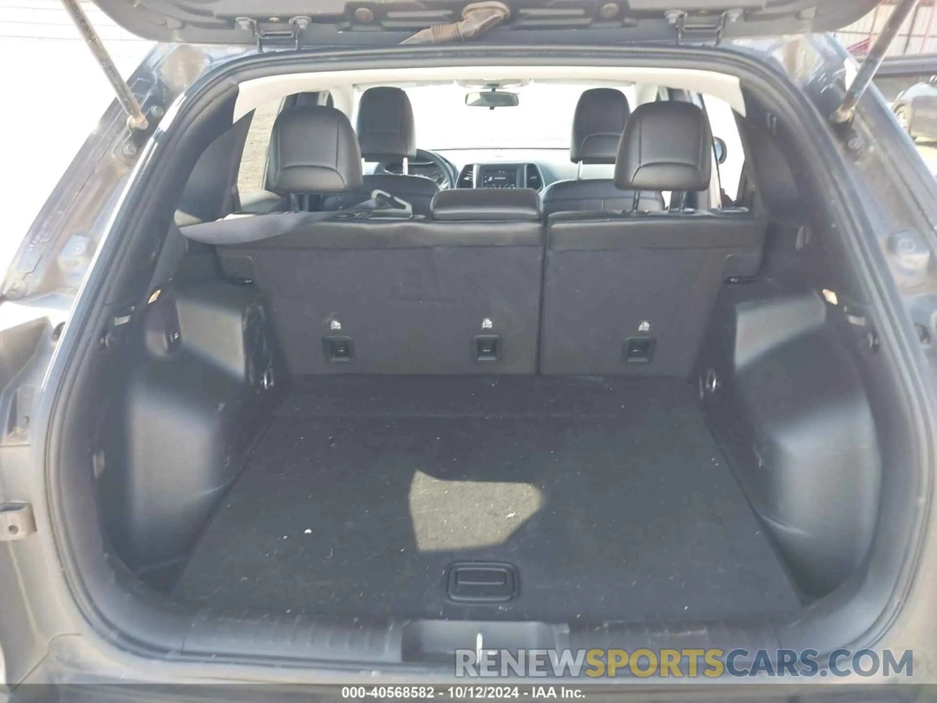 18 Photograph of a damaged car 1C4PJLLB0LD581586 JEEP CHEROKEE 2020
