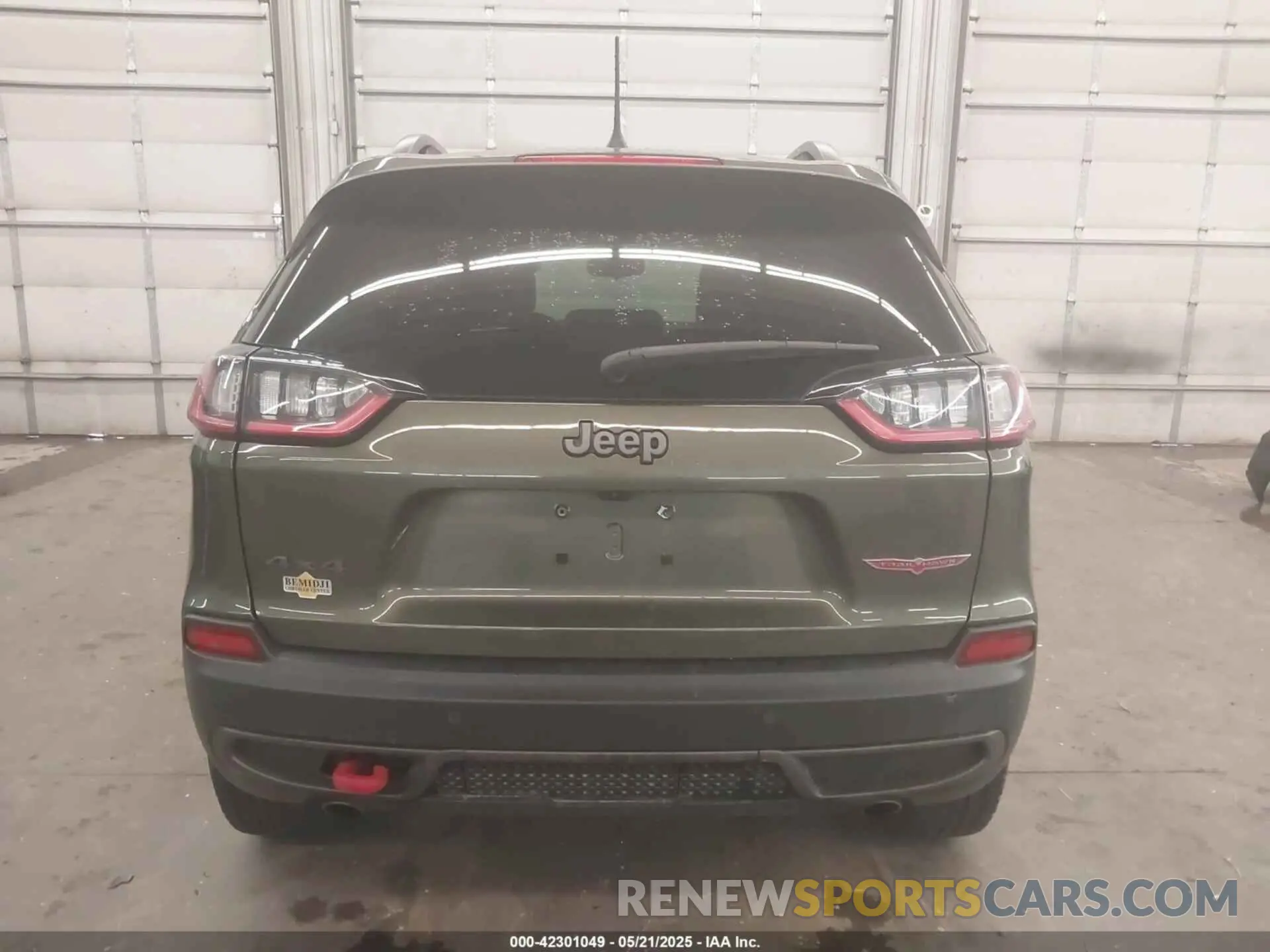 17 Photograph of a damaged car 1C4PJMBX1LD563925 JEEP CHEROKEE 2020