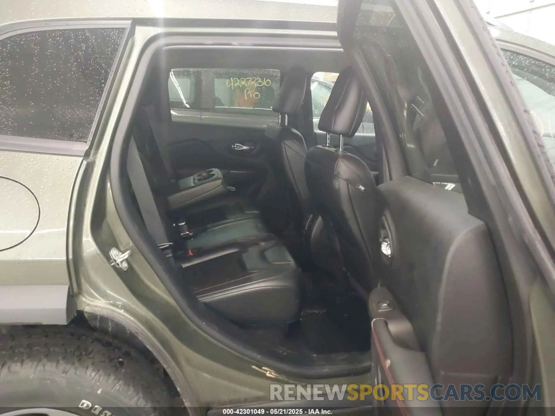 8 Photograph of a damaged car 1C4PJMBX1LD563925 JEEP CHEROKEE 2020