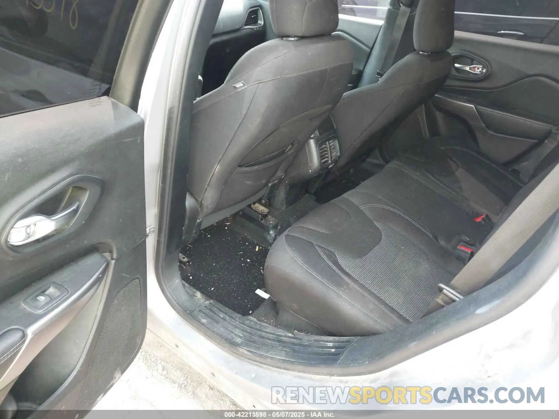 8 Photograph of a damaged car 1C4PJMCB8LD520203 JEEP CHEROKEE 2020
