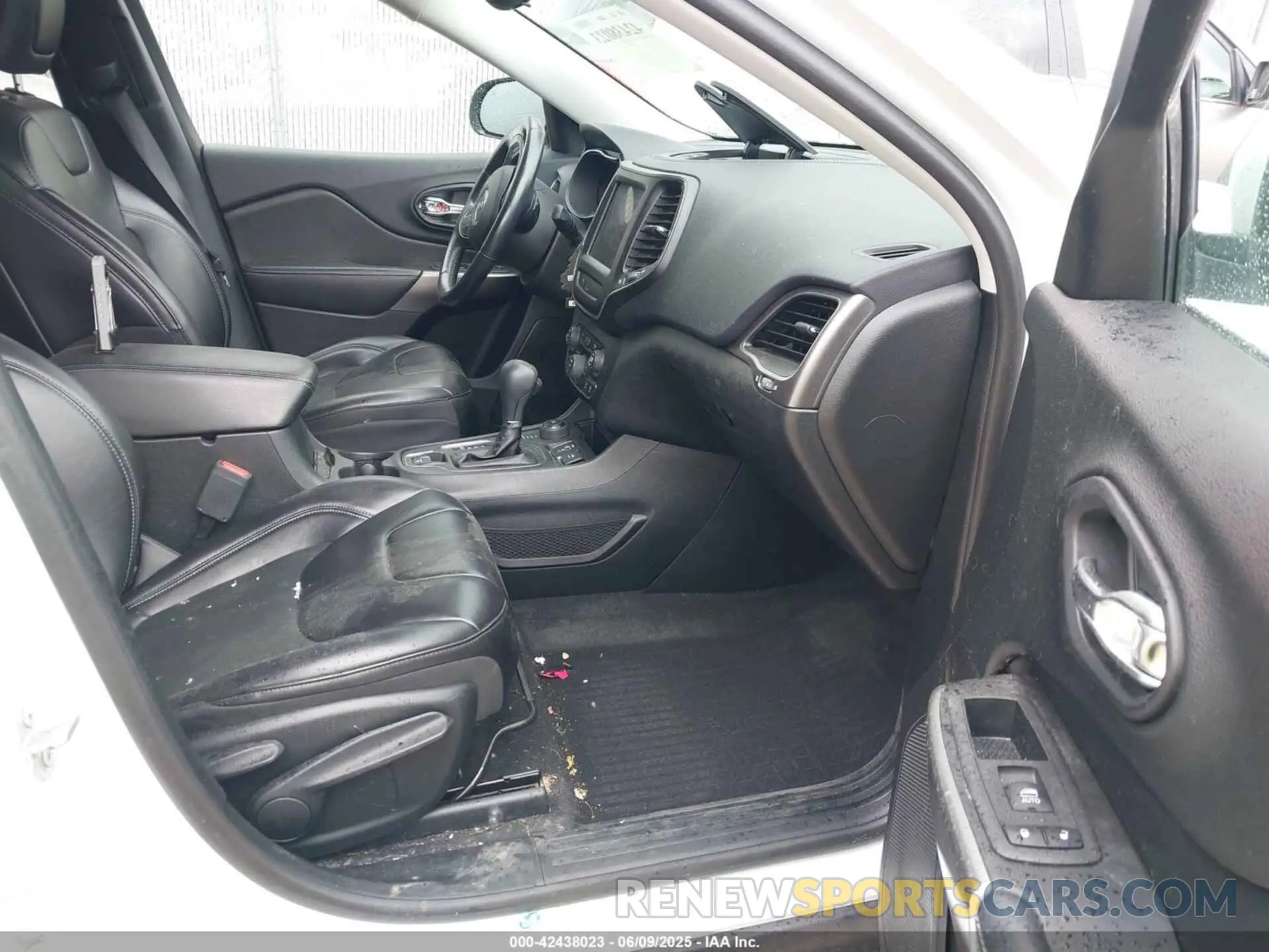 5 Photograph of a damaged car 1C4PJMCXXLD578180 JEEP CHEROKEE 2020