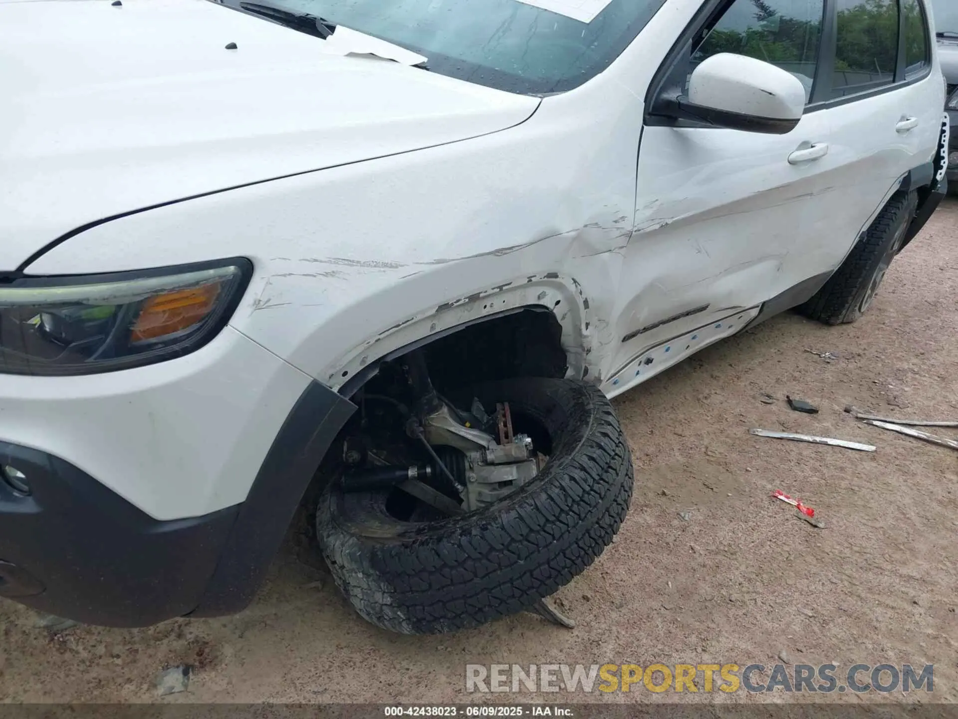 6 Photograph of a damaged car 1C4PJMCXXLD578180 JEEP CHEROKEE 2020