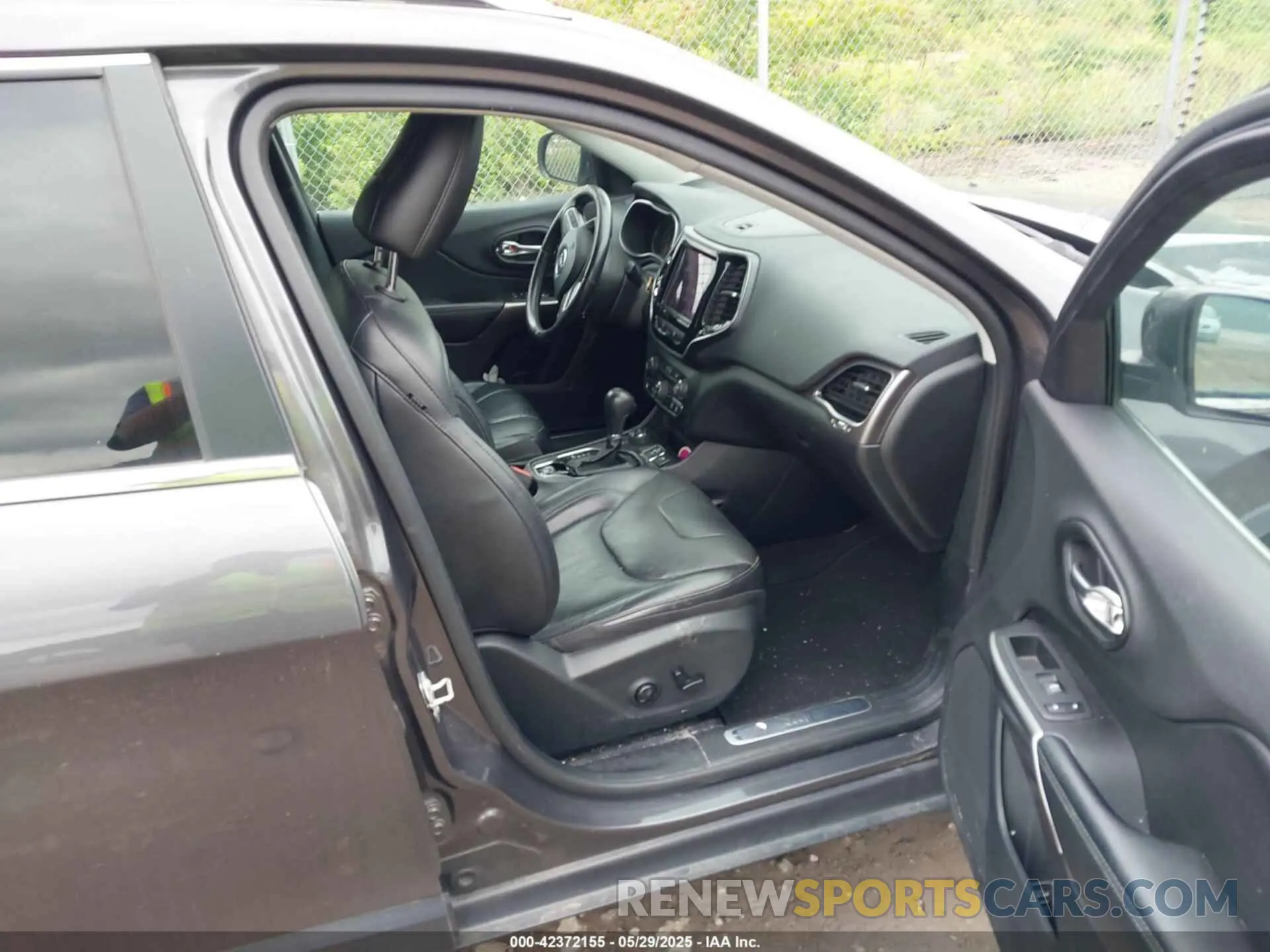 5 Photograph of a damaged car 1C4PJMDN2LD604705 JEEP CHEROKEE 2020