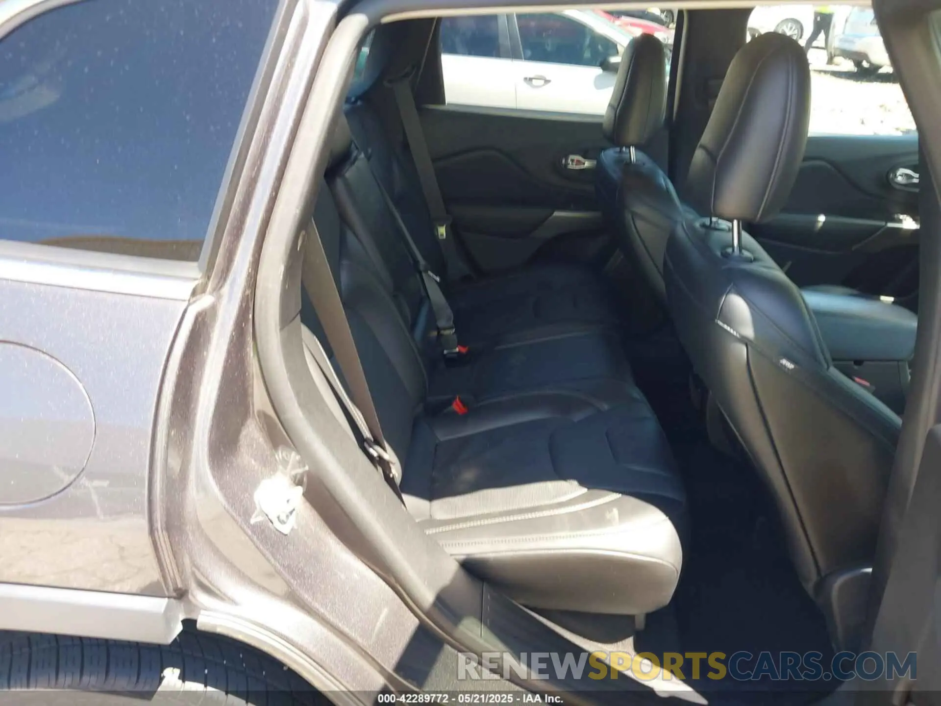 8 Photograph of a damaged car 1C4PJMDX0LD519038 JEEP CHEROKEE 2020