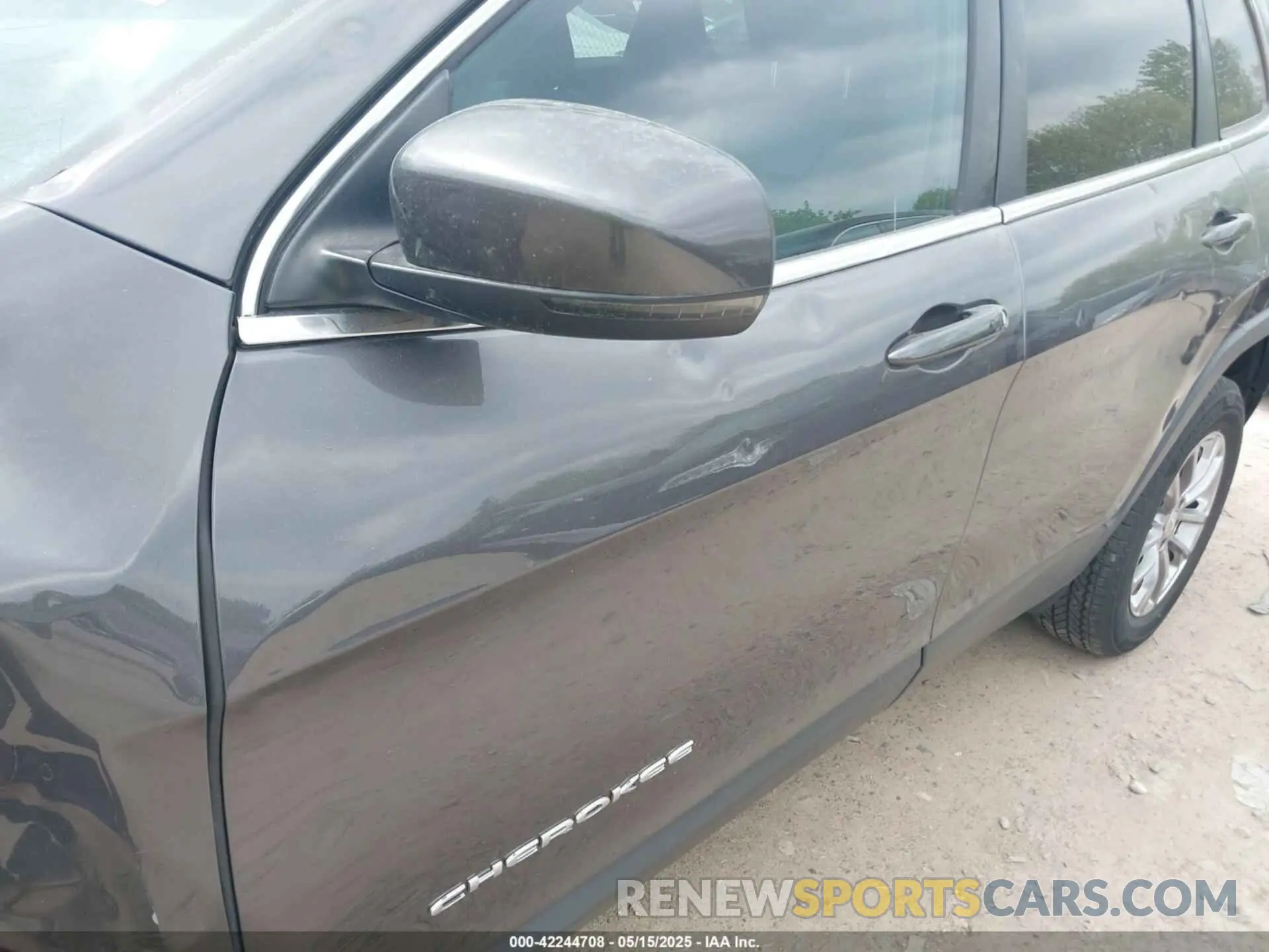 18 Photograph of a damaged car 1C4PJMLB0LD536976 JEEP CHEROKEE 2020