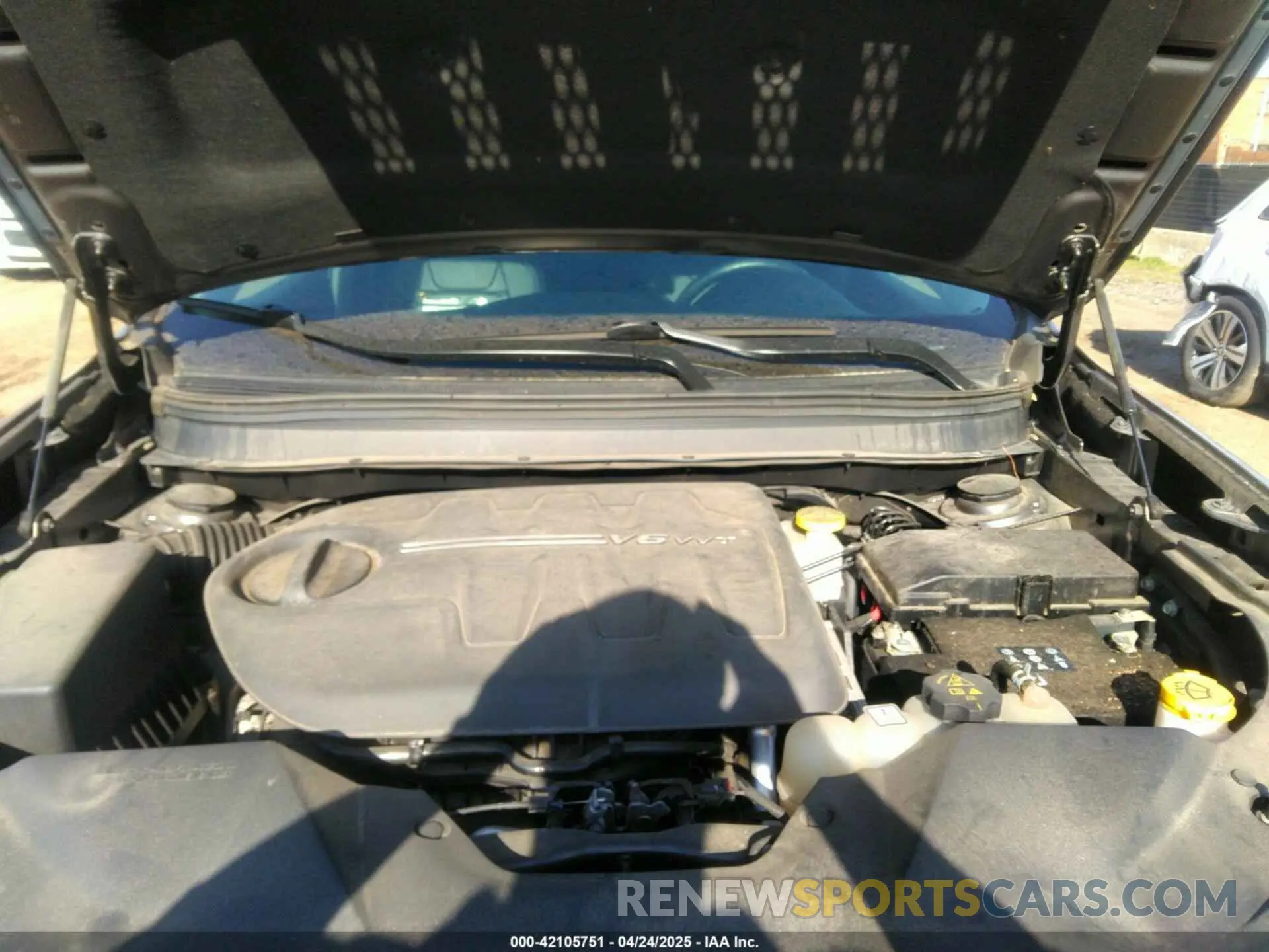 10 Photograph of a damaged car 1C4PJMLX3LD635710 JEEP CHEROKEE 2020