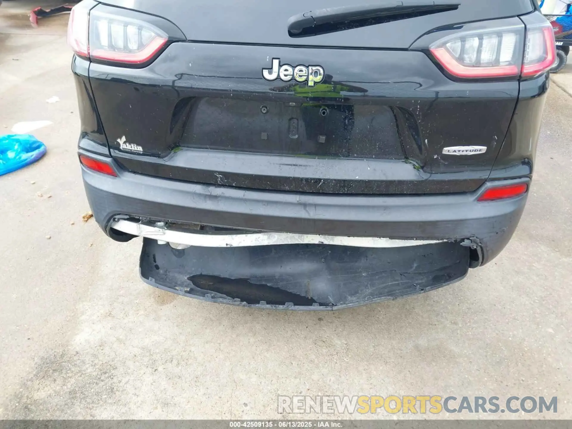 19 Photograph of a damaged car 1C4PJLCB3MD155750 JEEP CHEROKEE 2021