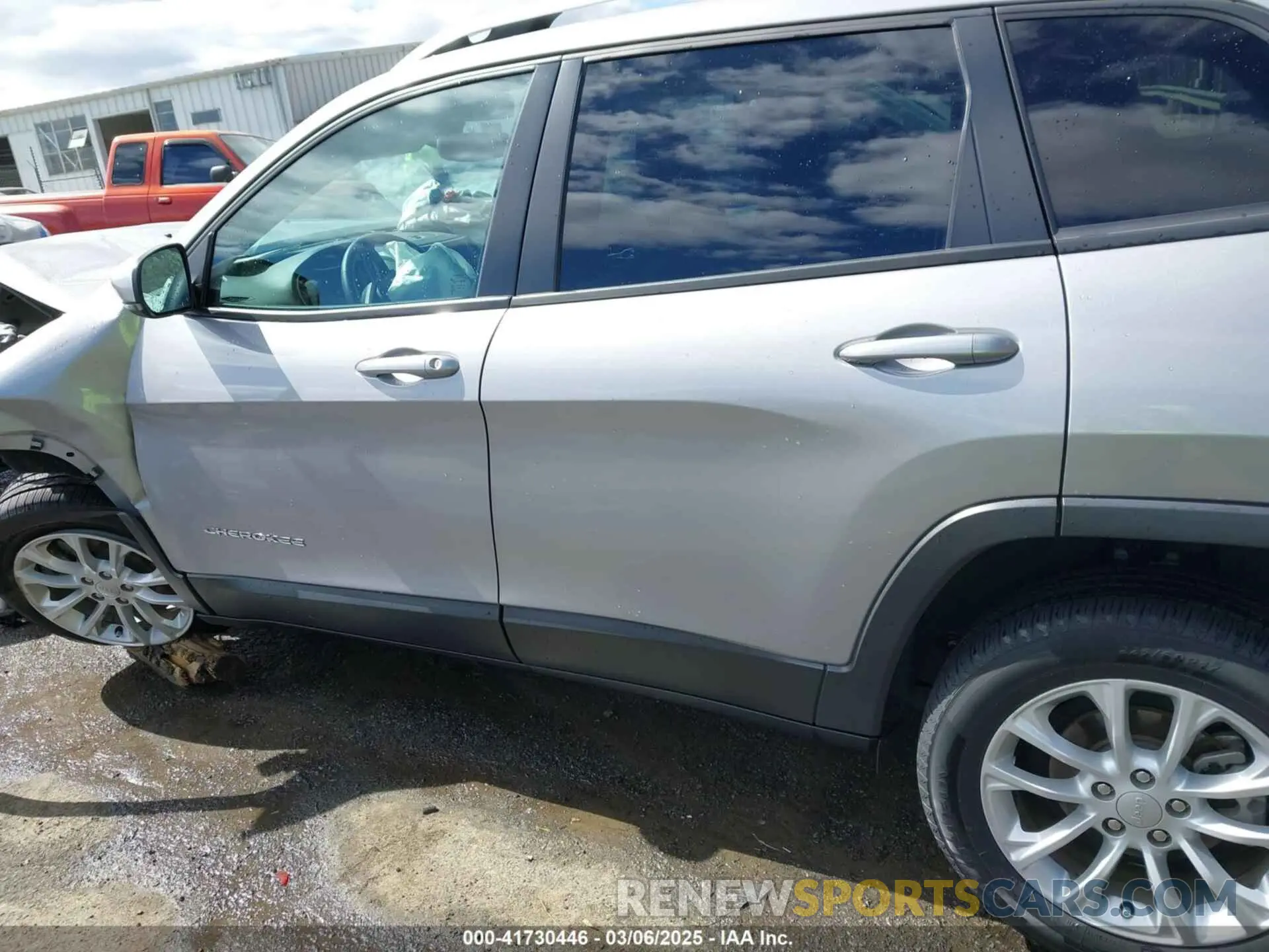 14 Photograph of a damaged car 1C4PJLCB7MD126946 JEEP CHEROKEE 2021