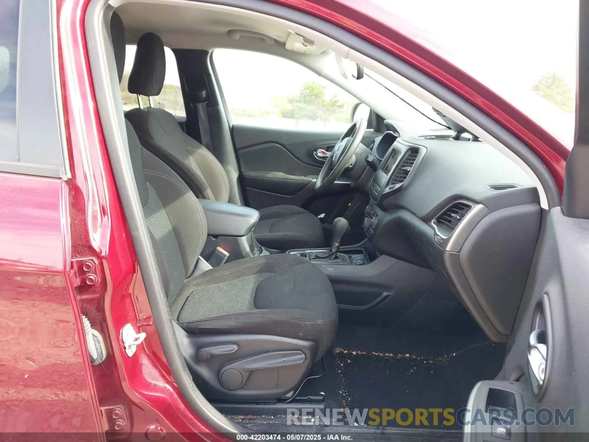5 Photograph of a damaged car 1C4PJLCB7MD150373 JEEP CHEROKEE 2021