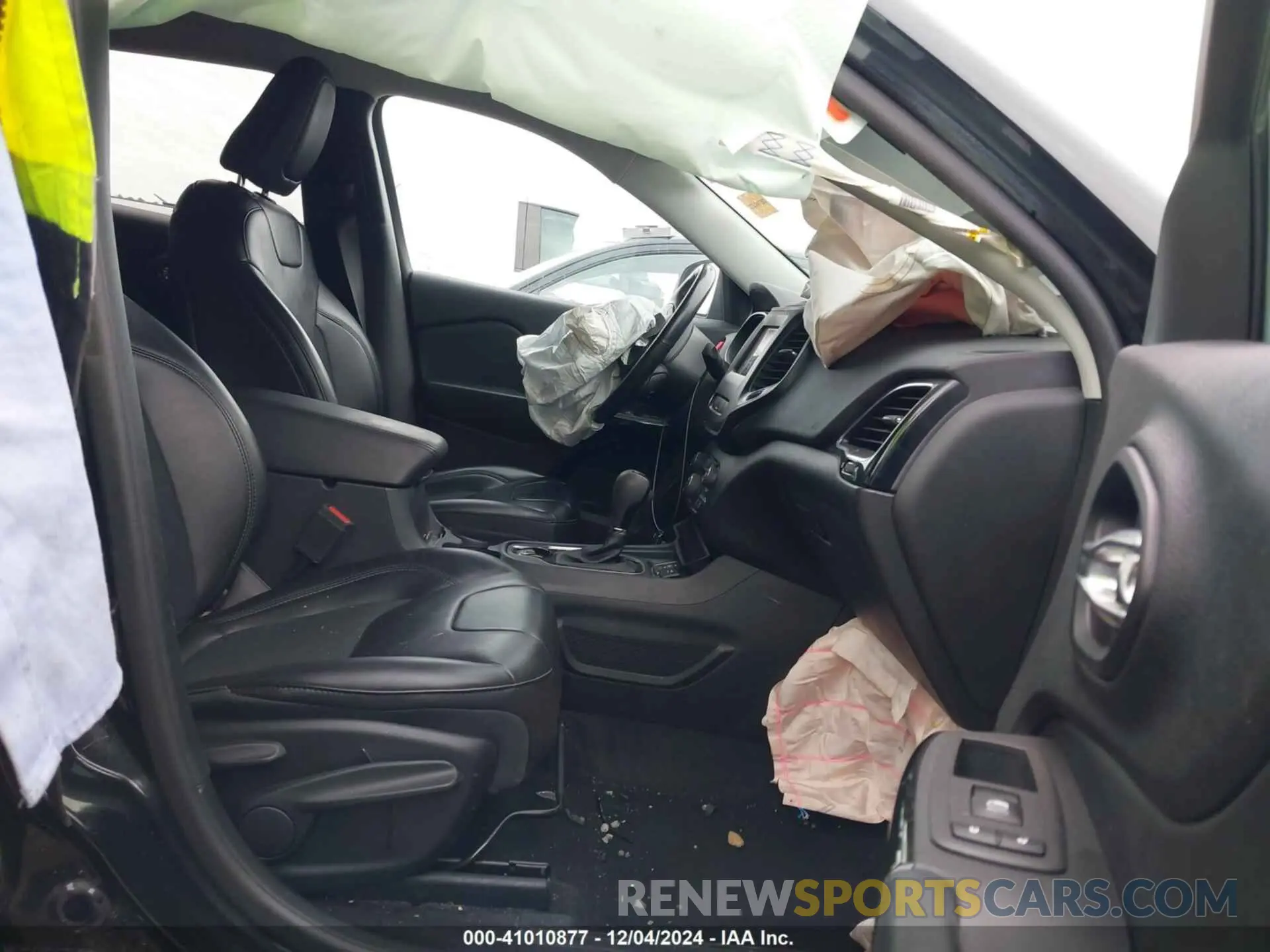 5 Photograph of a damaged car 1C4PJLLB1MD204413 JEEP CHEROKEE 2021