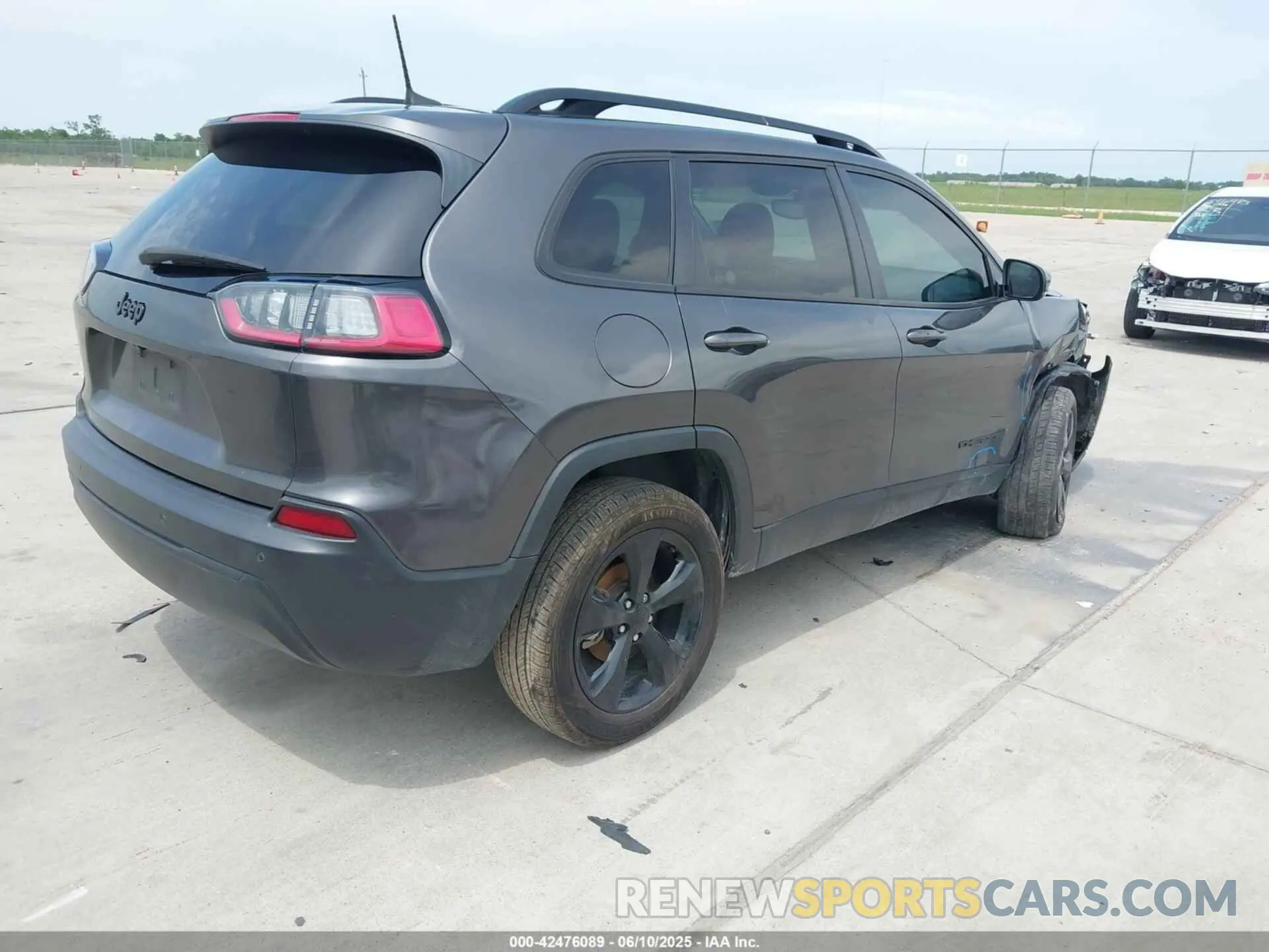 4 Photograph of a damaged car 1C4PJLLB3MD173522 JEEP CHEROKEE 2021