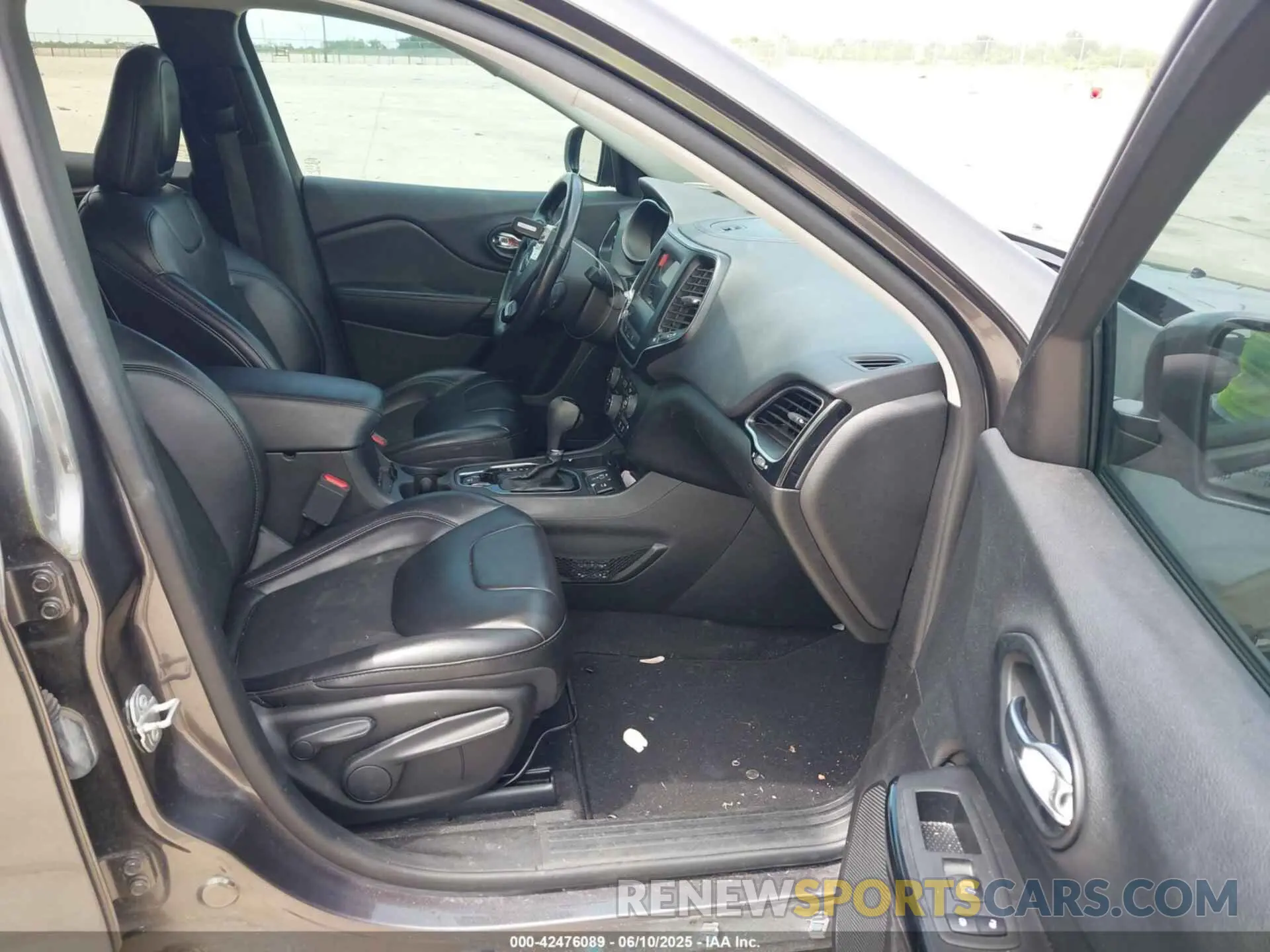 5 Photograph of a damaged car 1C4PJLLB3MD173522 JEEP CHEROKEE 2021