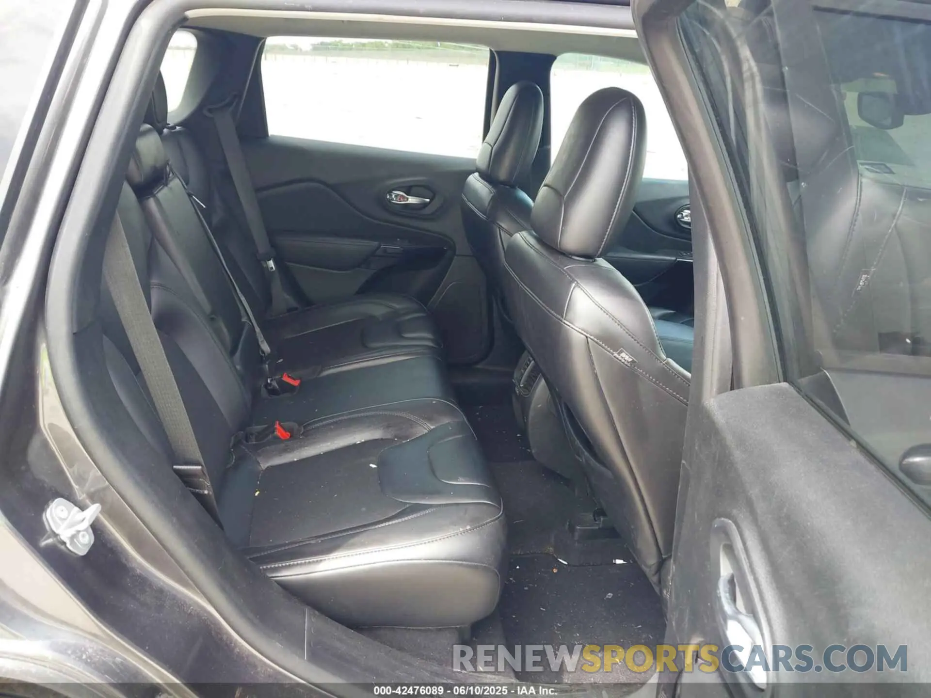 8 Photograph of a damaged car 1C4PJLLB3MD173522 JEEP CHEROKEE 2021