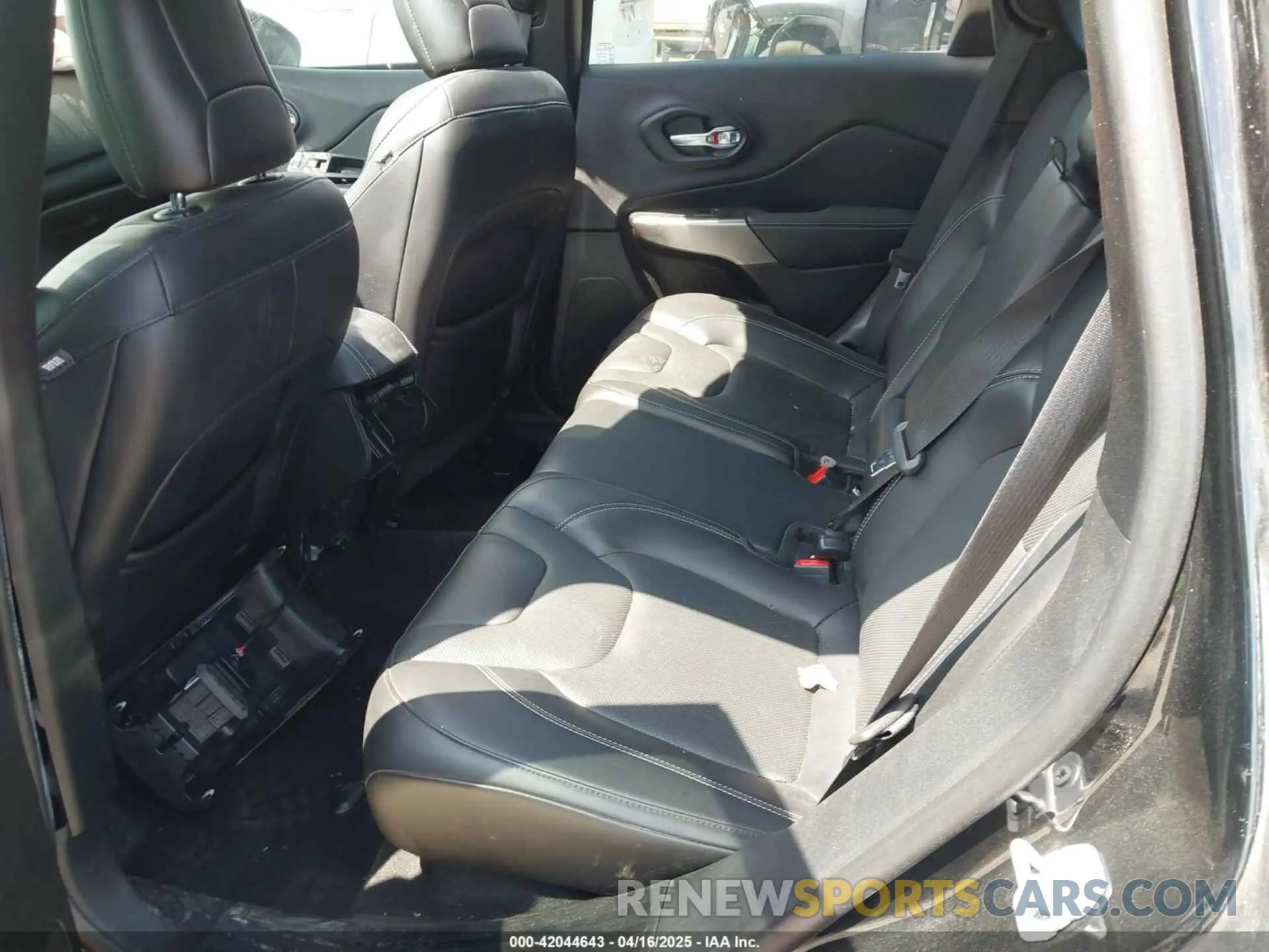 8 Photograph of a damaged car 1C4PJLMXXMD134565 JEEP CHEROKEE 2021