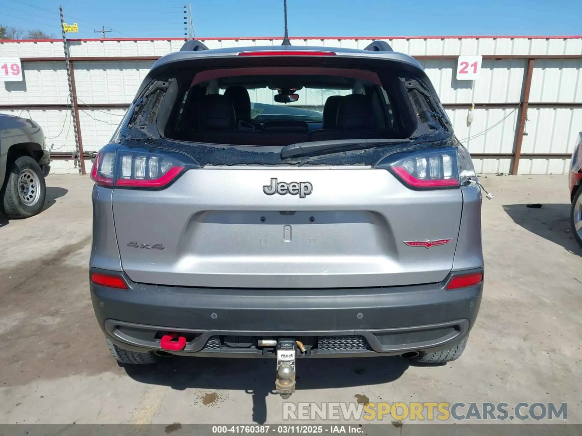17 Photograph of a damaged car 1C4PJMBX0MD231122 JEEP CHEROKEE 2021