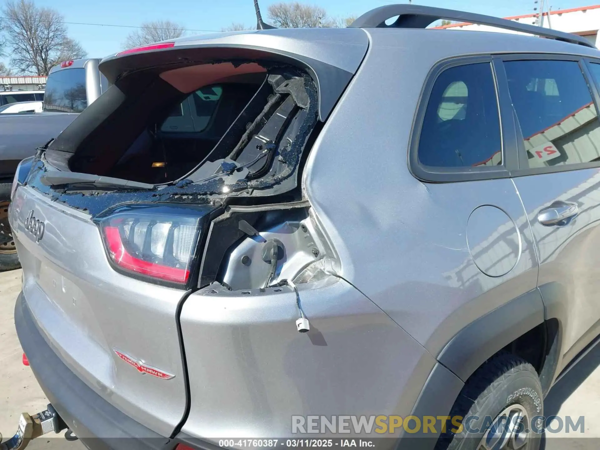 19 Photograph of a damaged car 1C4PJMBX0MD231122 JEEP CHEROKEE 2021