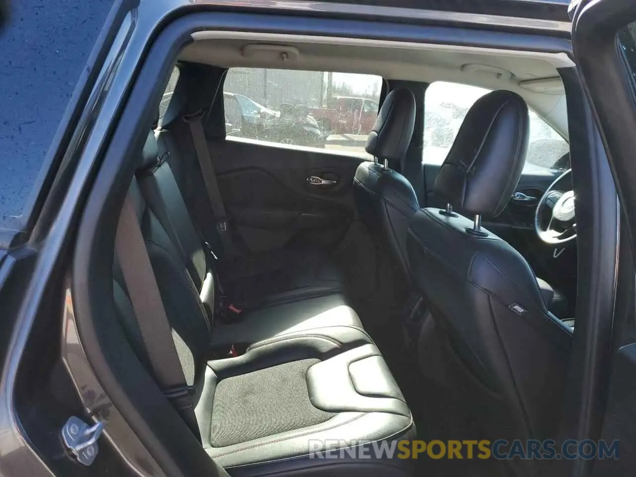 10 Photograph of a damaged car 1C4PJMBX7MD109017 JEEP CHEROKEE 2021