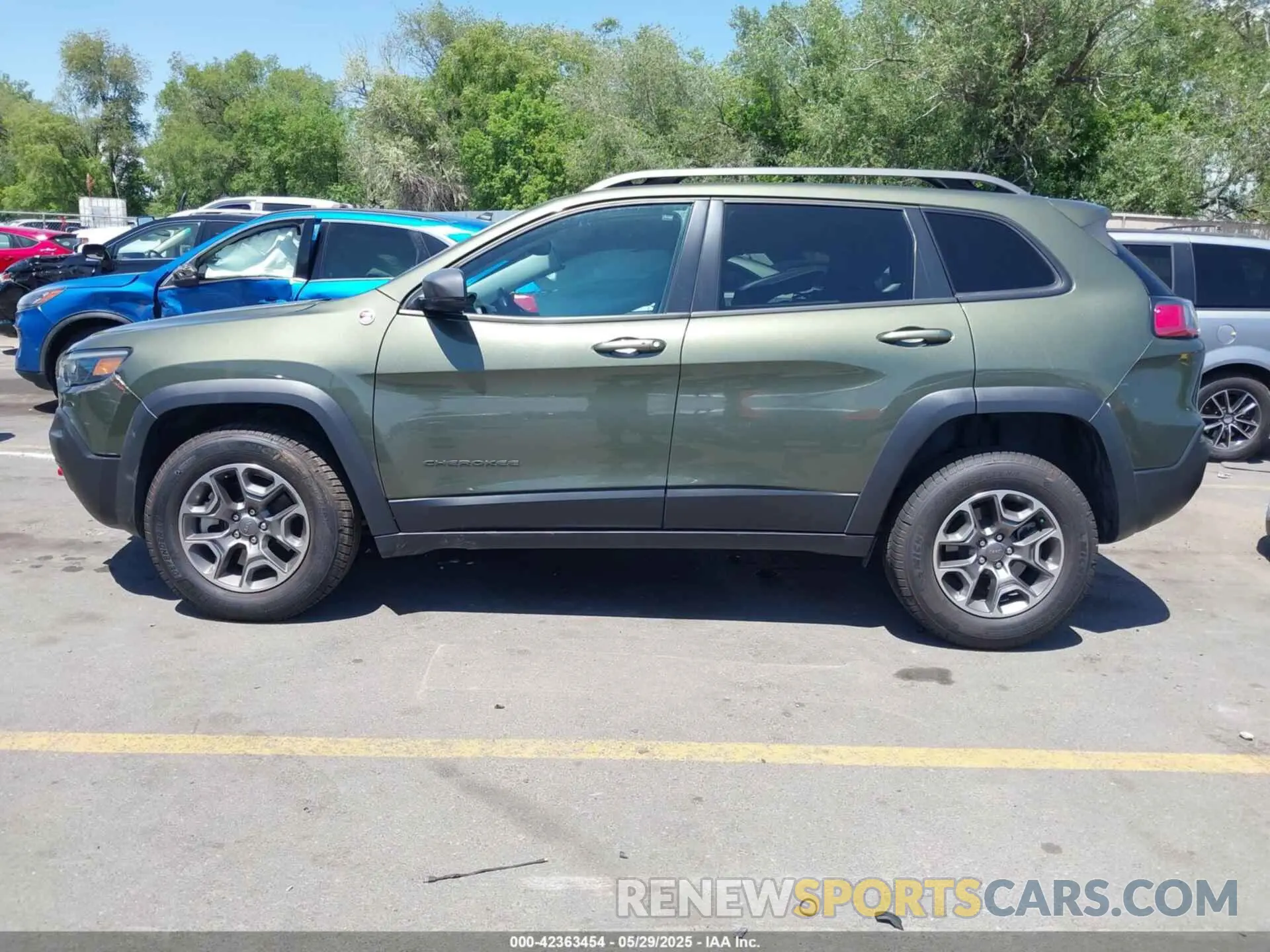 14 Photograph of a damaged car 1C4PJMBX9MD142777 JEEP CHEROKEE 2021