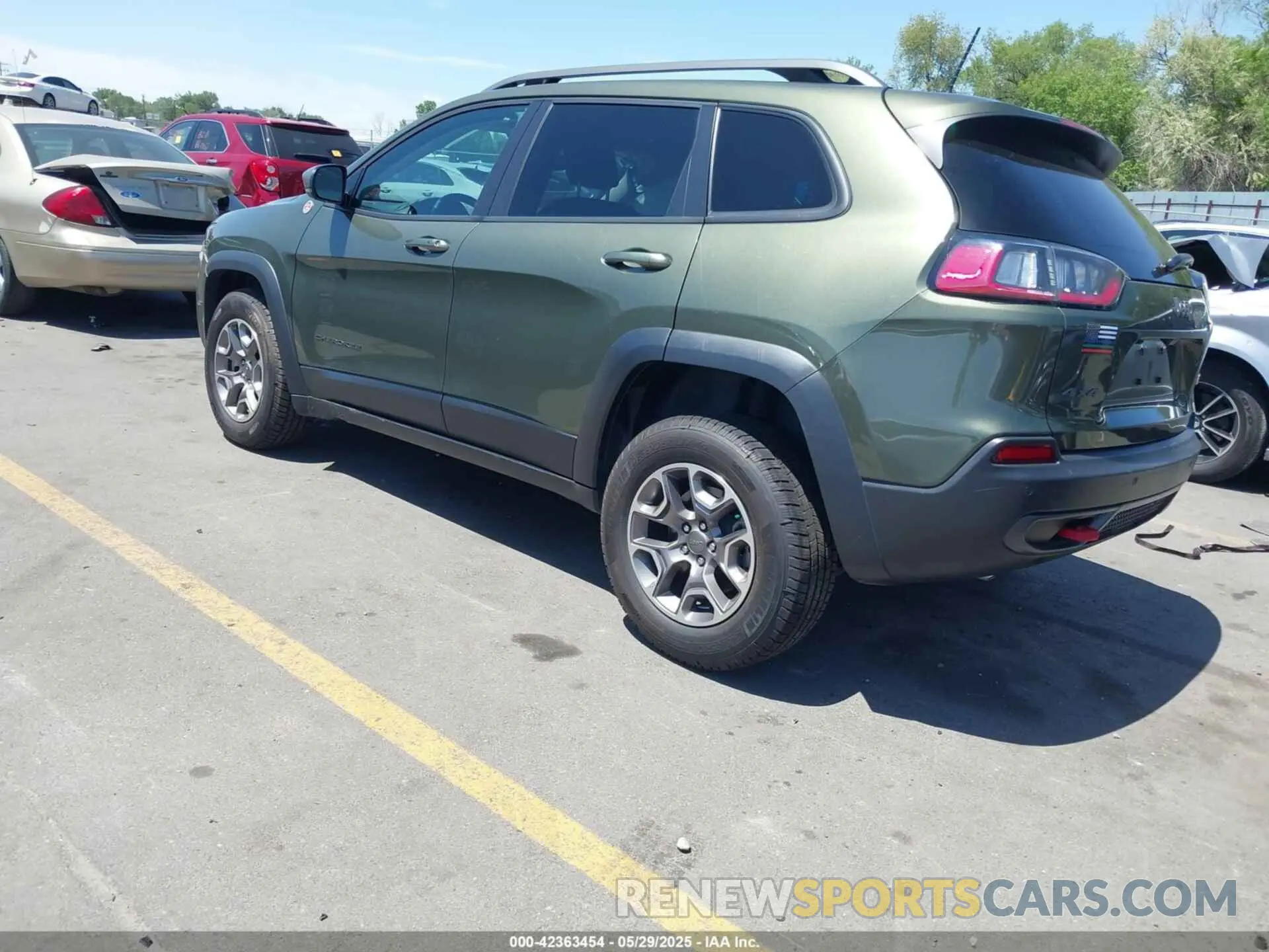 3 Photograph of a damaged car 1C4PJMBX9MD142777 JEEP CHEROKEE 2021