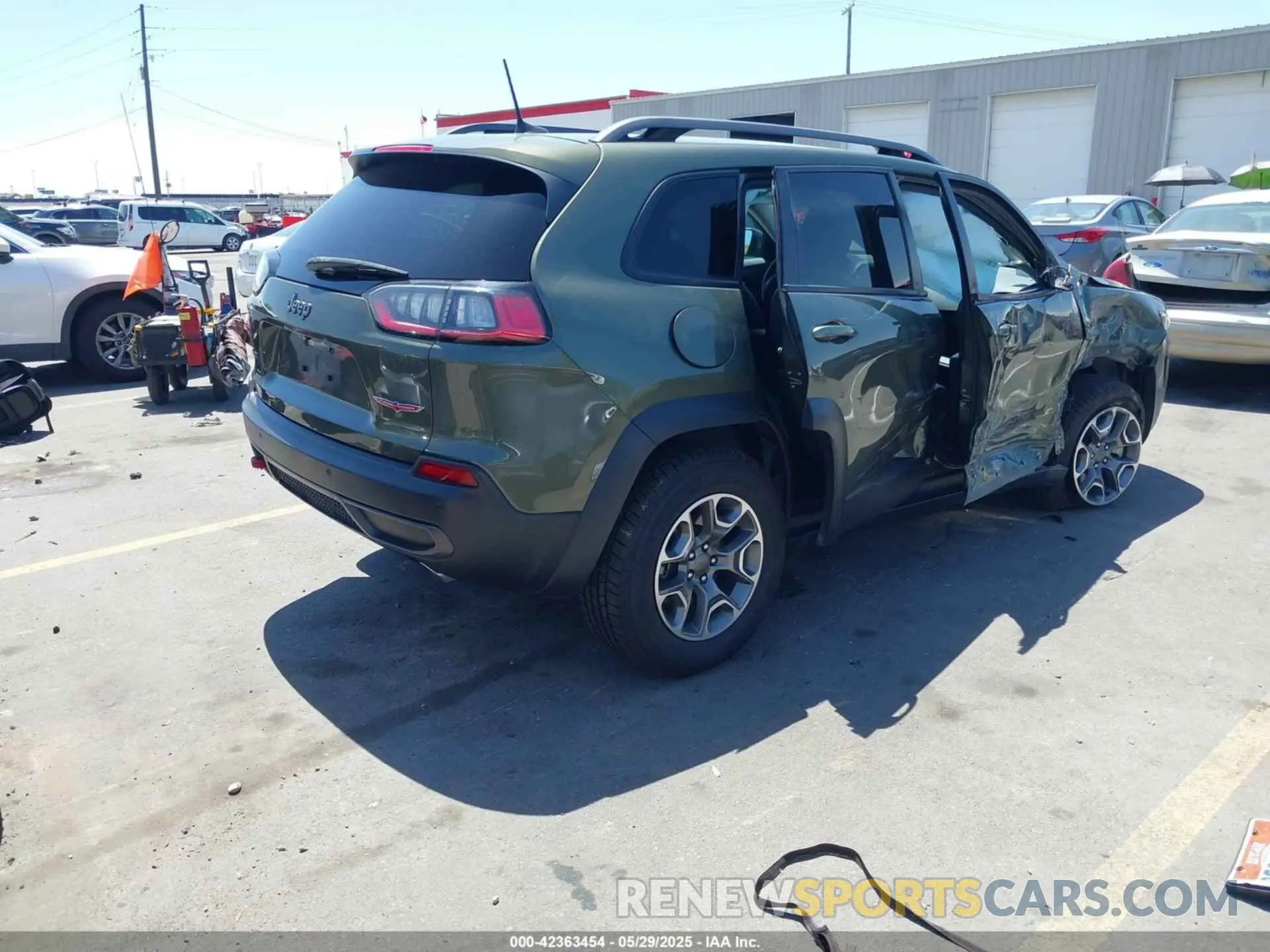 4 Photograph of a damaged car 1C4PJMBX9MD142777 JEEP CHEROKEE 2021