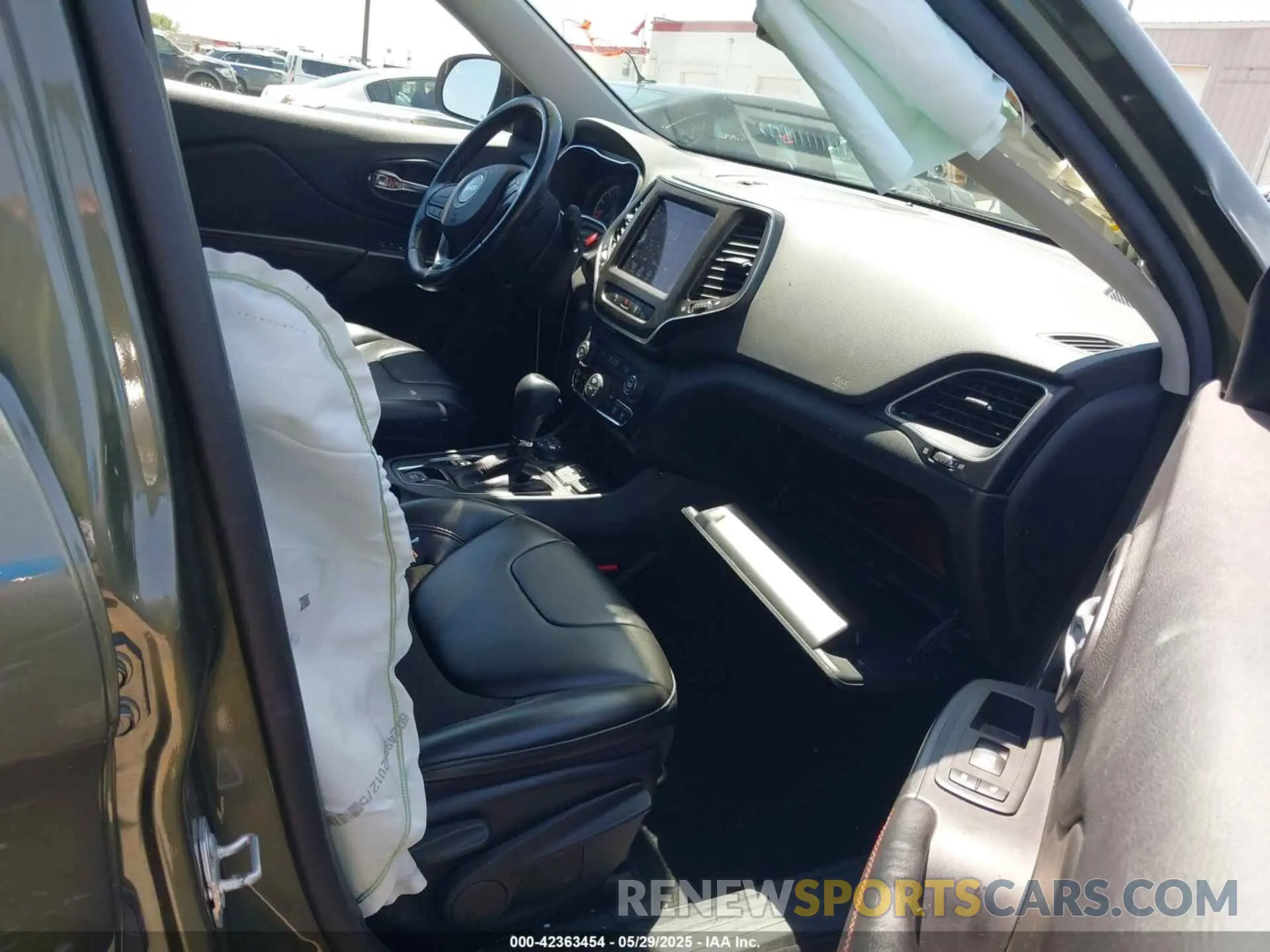 5 Photograph of a damaged car 1C4PJMBX9MD142777 JEEP CHEROKEE 2021