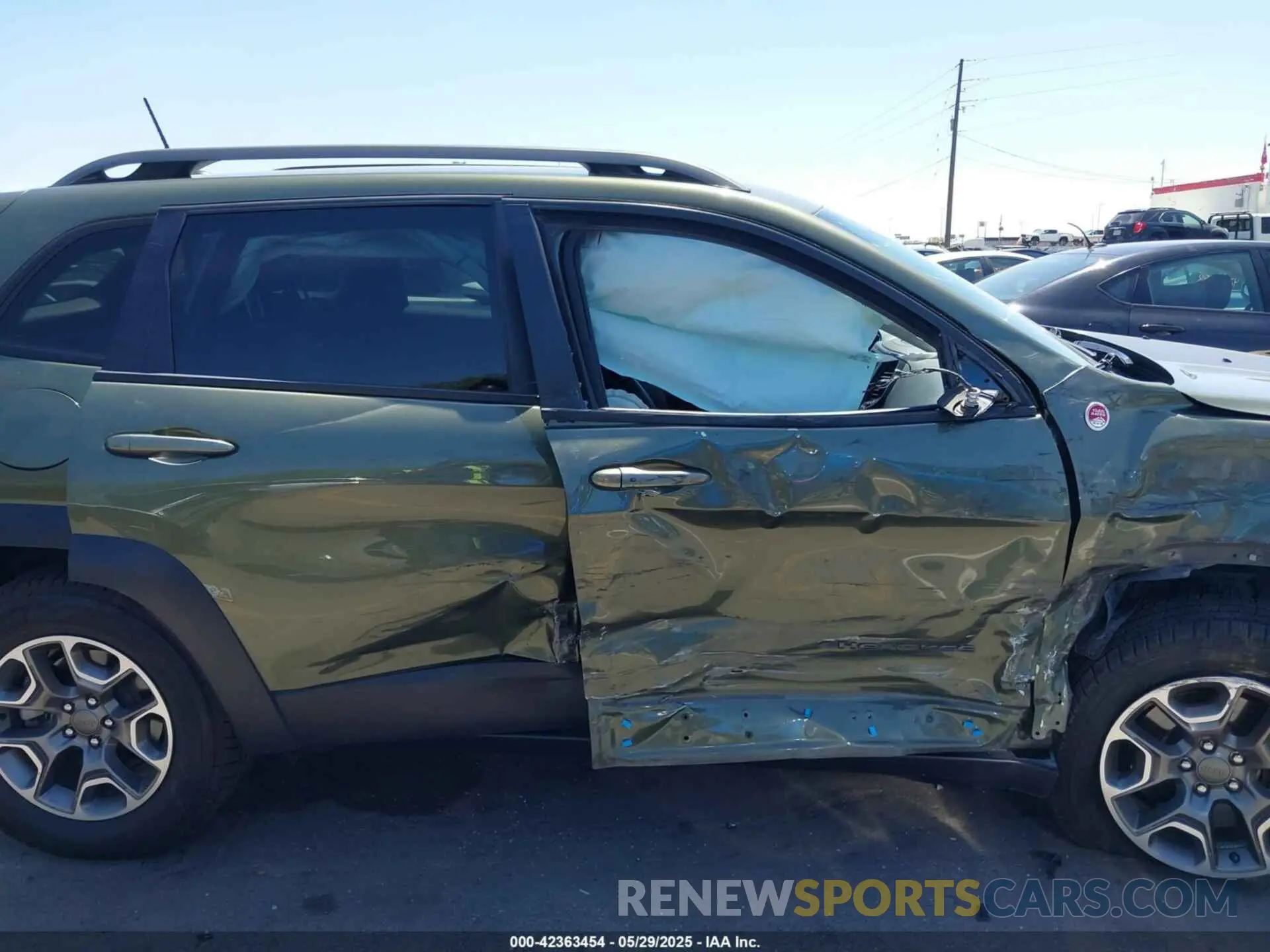 6 Photograph of a damaged car 1C4PJMBX9MD142777 JEEP CHEROKEE 2021