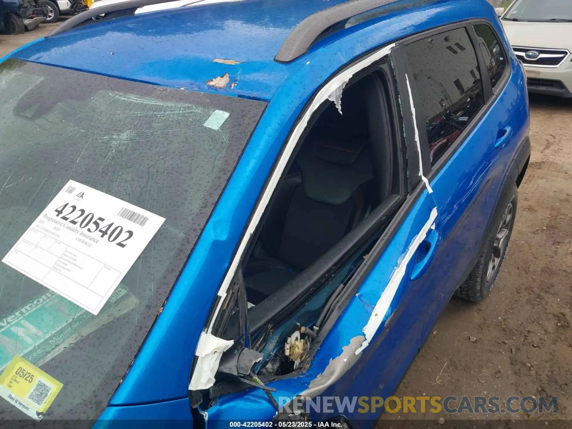 12 Photograph of a damaged car 1C4PJMBXXMD173102 JEEP CHEROKEE 2021