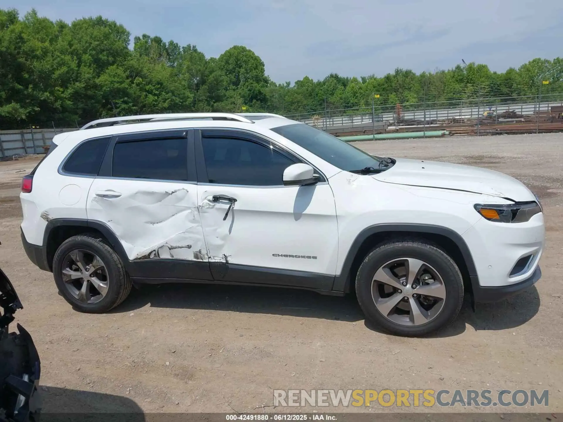 13 Photograph of a damaged car 1C4PJMDN3MD114680 JEEP CHEROKEE 2021