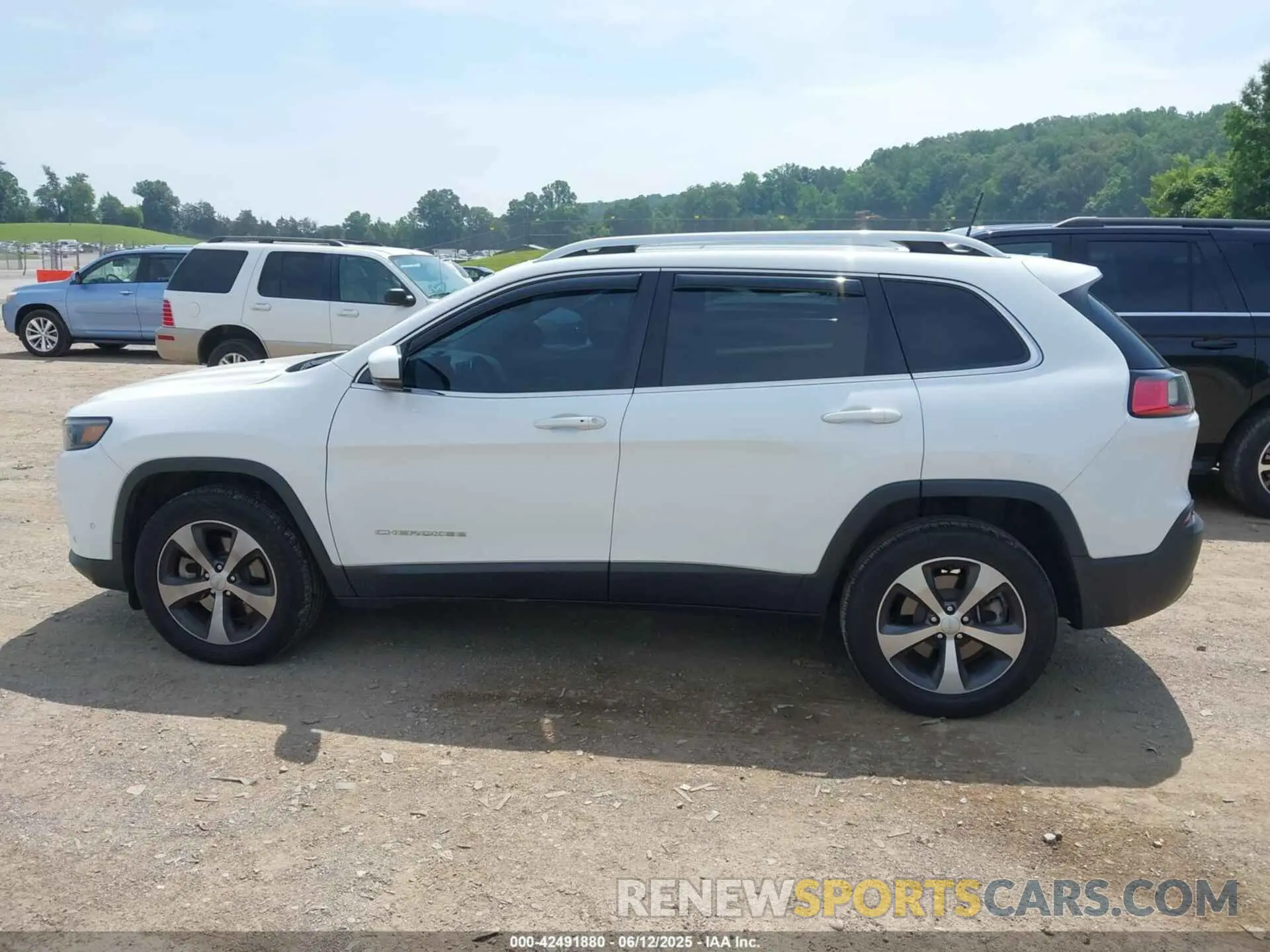 14 Photograph of a damaged car 1C4PJMDN3MD114680 JEEP CHEROKEE 2021