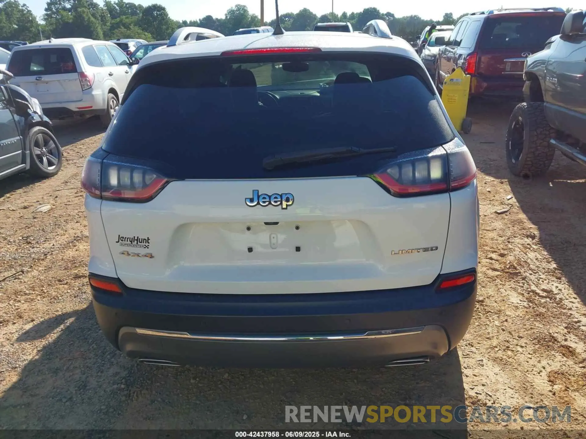 15 Photograph of a damaged car 1C4PJMDX0MD138744 JEEP CHEROKEE 2021