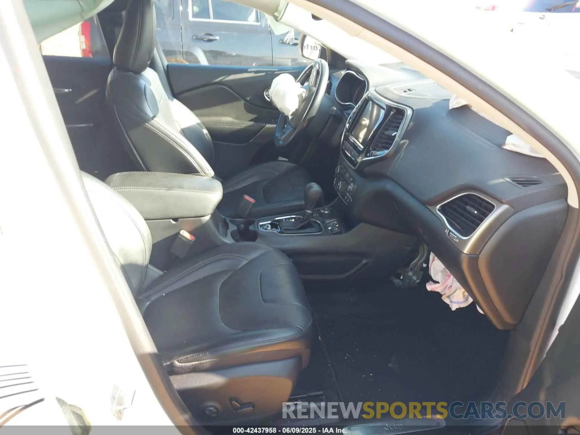 5 Photograph of a damaged car 1C4PJMDX0MD138744 JEEP CHEROKEE 2021