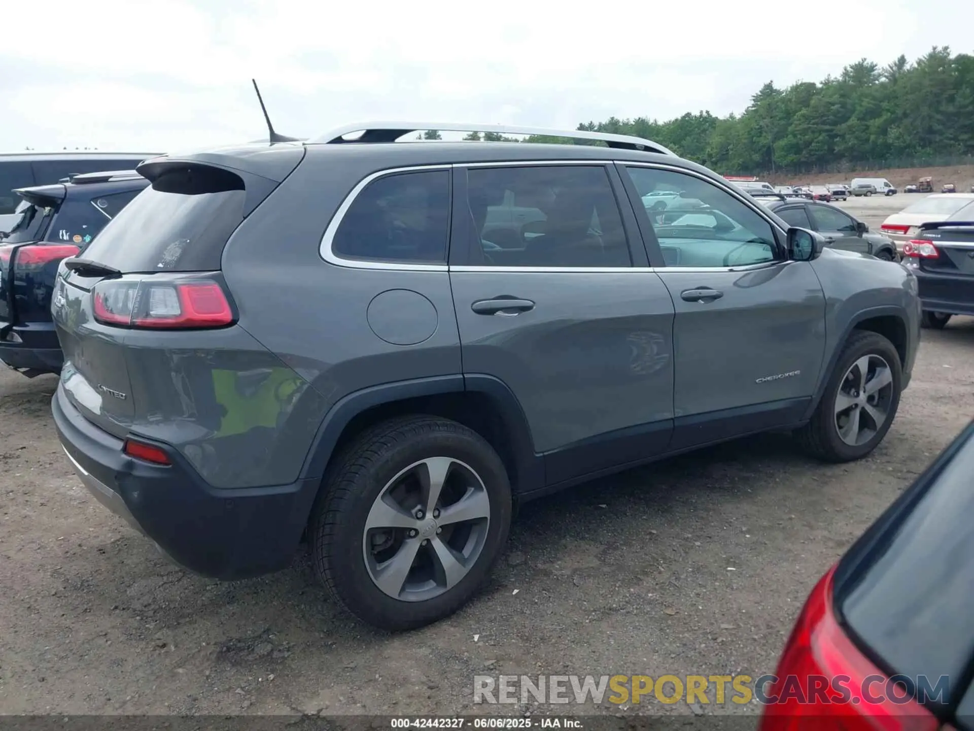 13 Photograph of a damaged car 1C4PJMDX2MD116650 JEEP CHEROKEE 2021