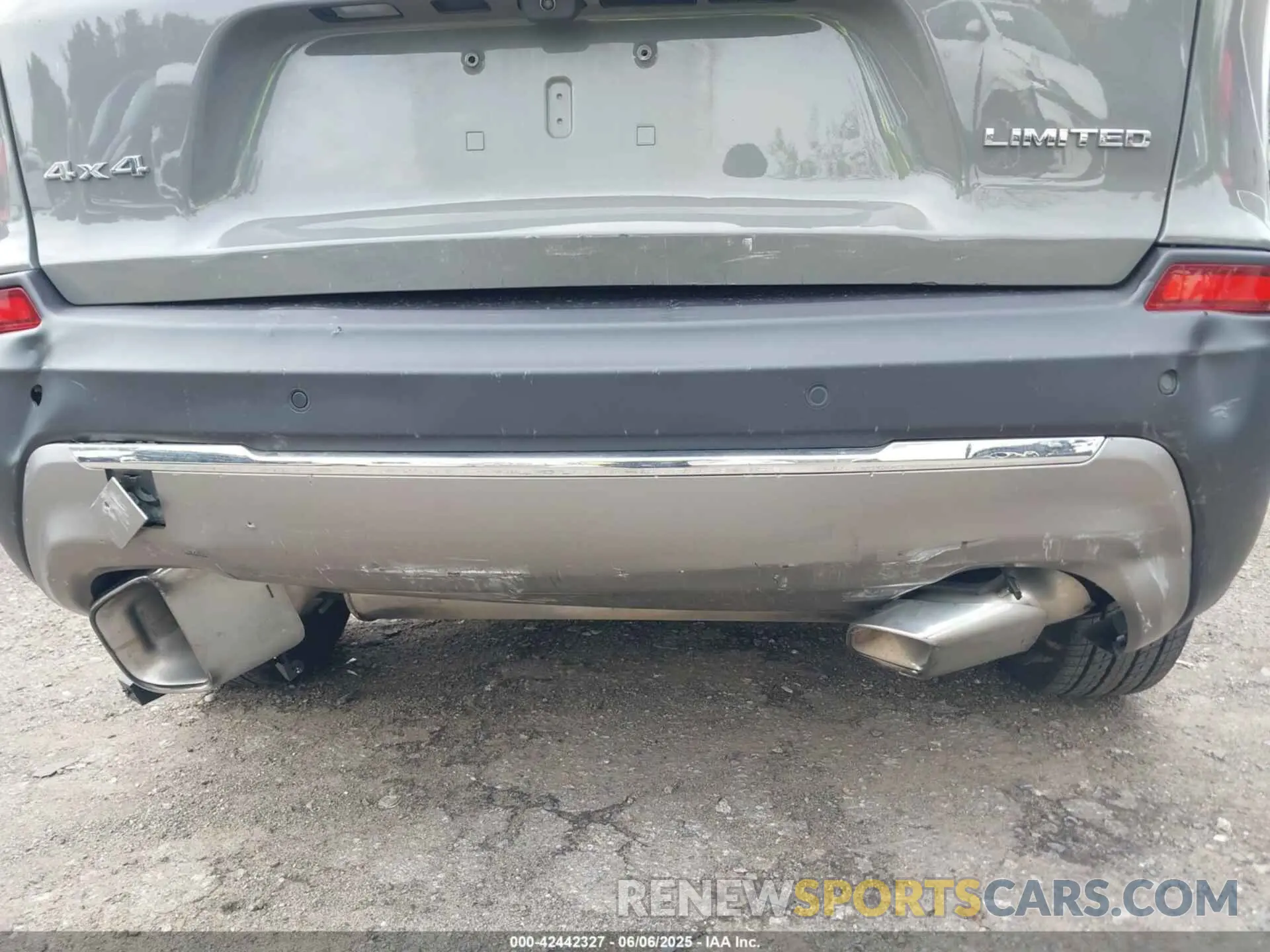 17 Photograph of a damaged car 1C4PJMDX2MD116650 JEEP CHEROKEE 2021