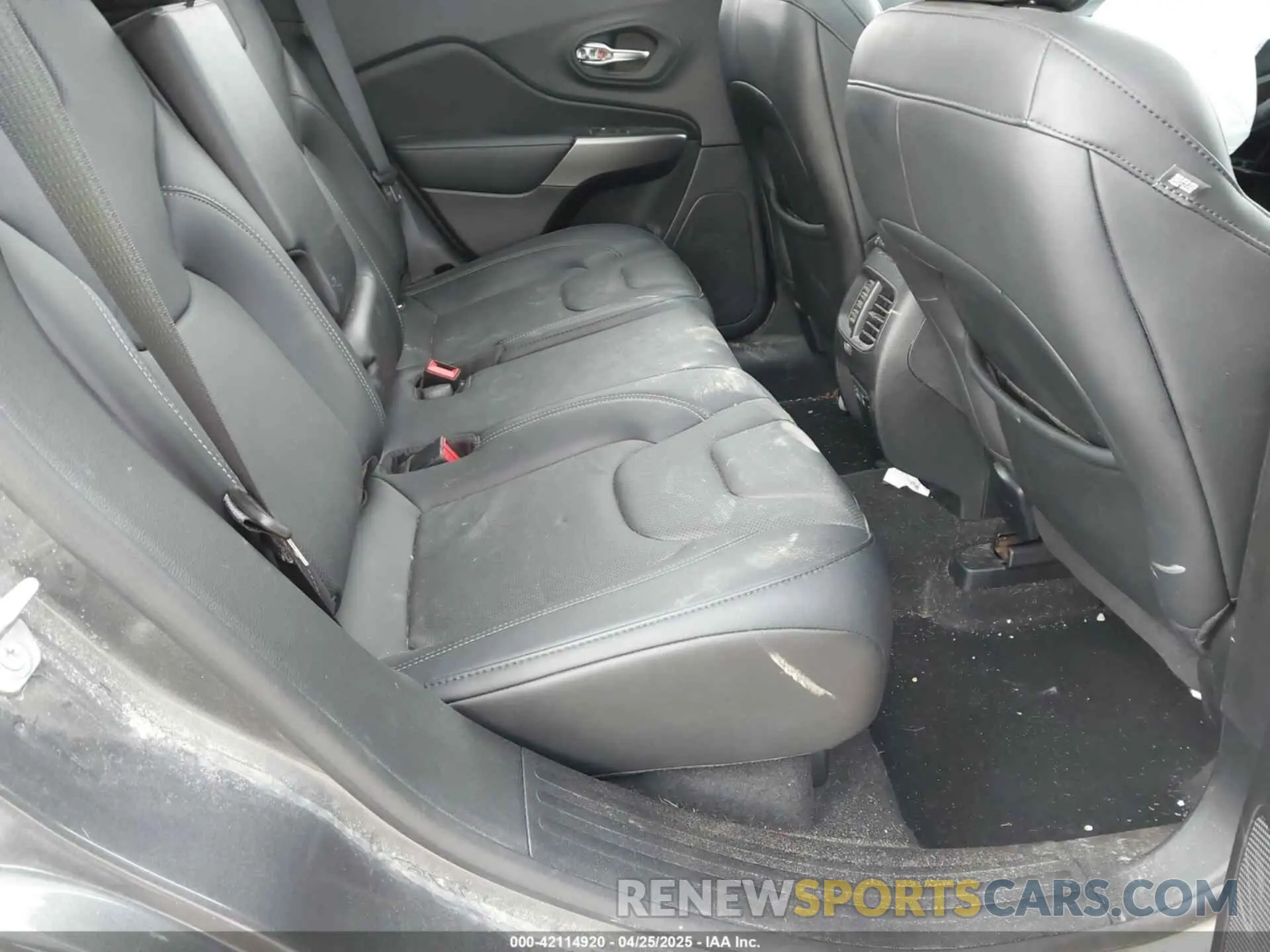 8 Photograph of a damaged car 1C4PJMDXXMD215667 JEEP CHEROKEE 2021
