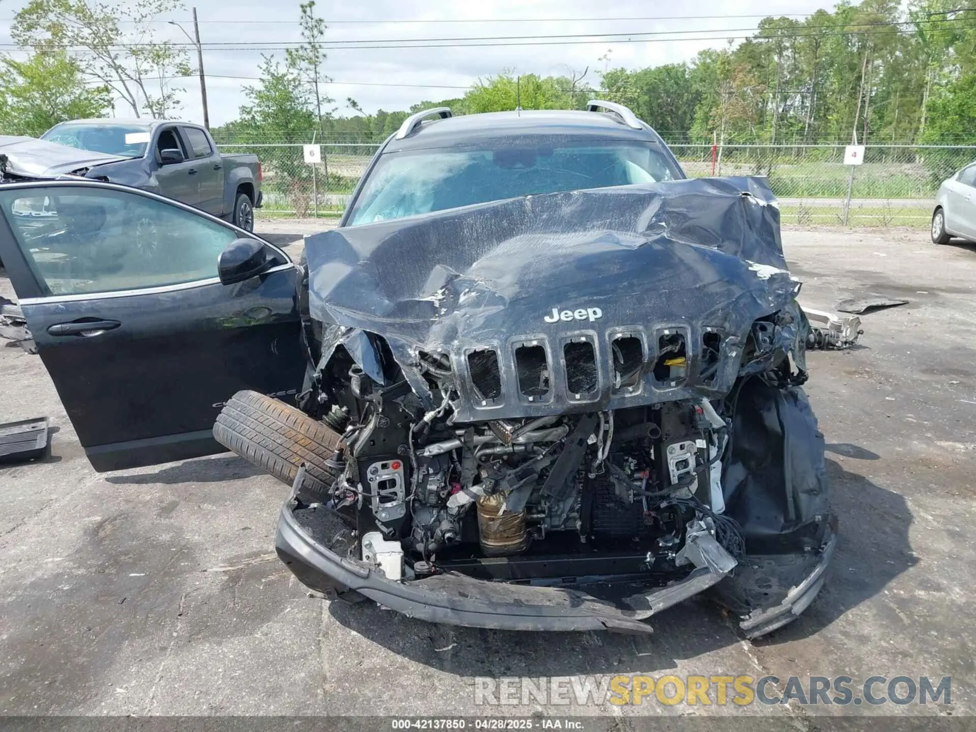 12 Photograph of a damaged car 1C4PJMMX3MD167896 JEEP CHEROKEE 2021