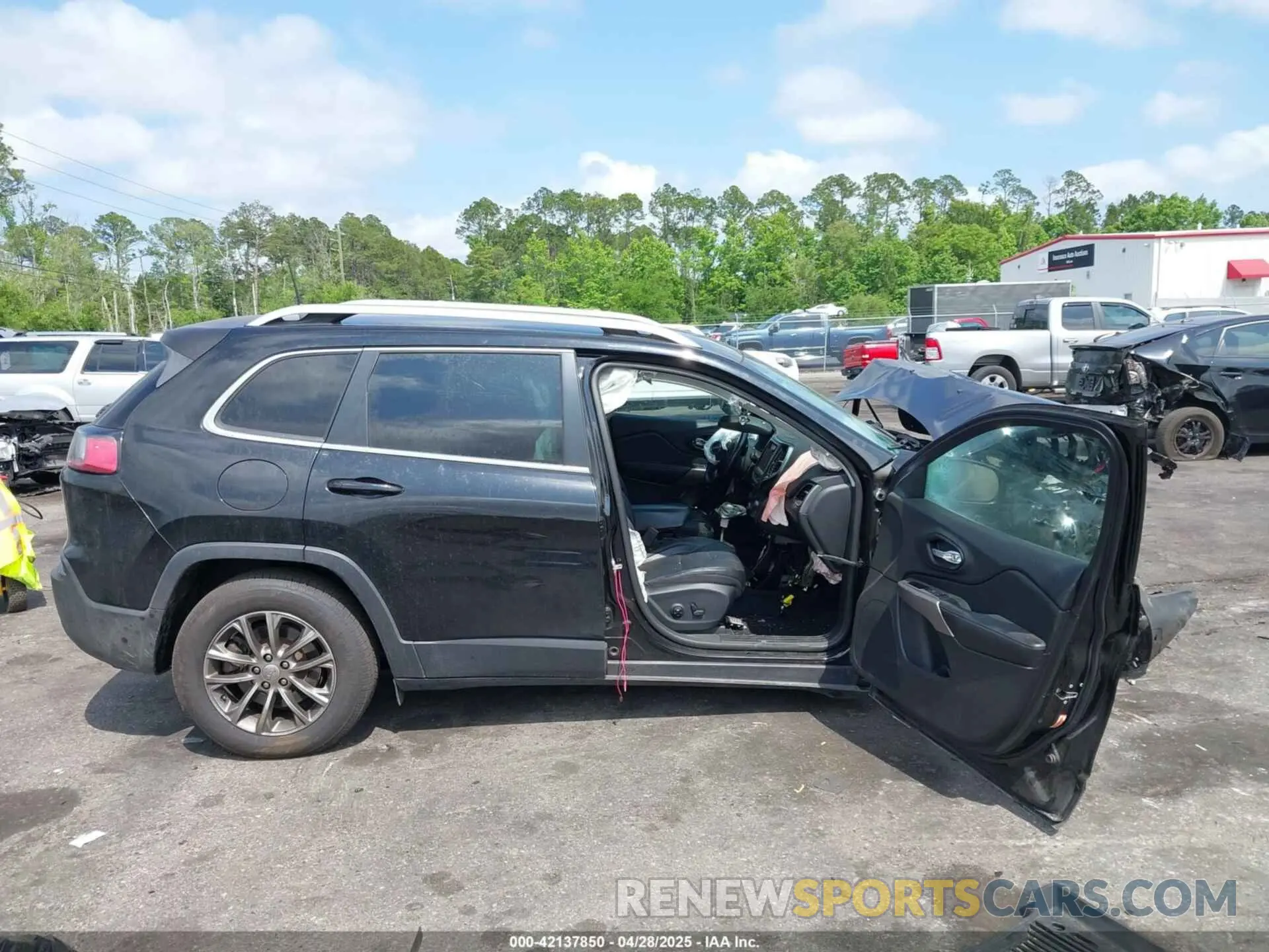 13 Photograph of a damaged car 1C4PJMMX3MD167896 JEEP CHEROKEE 2021