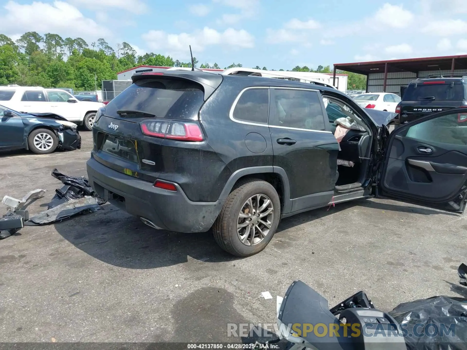 4 Photograph of a damaged car 1C4PJMMX3MD167896 JEEP CHEROKEE 2021